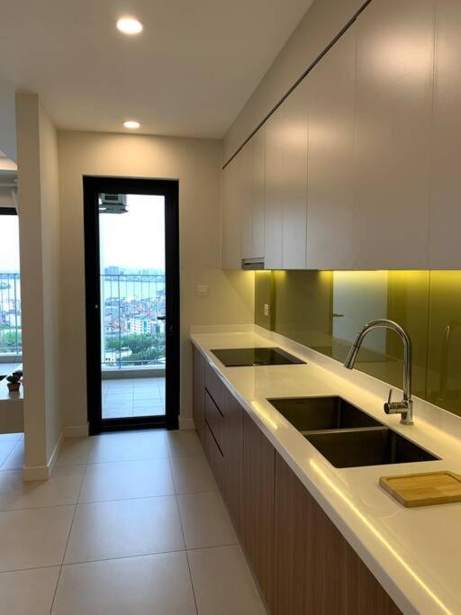 3 Bedrooms Apartment Westlake View Rental