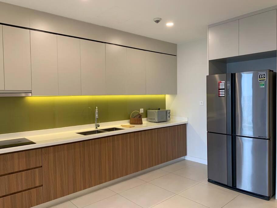 3 Bedrooms Apartment Westlake View Rental
