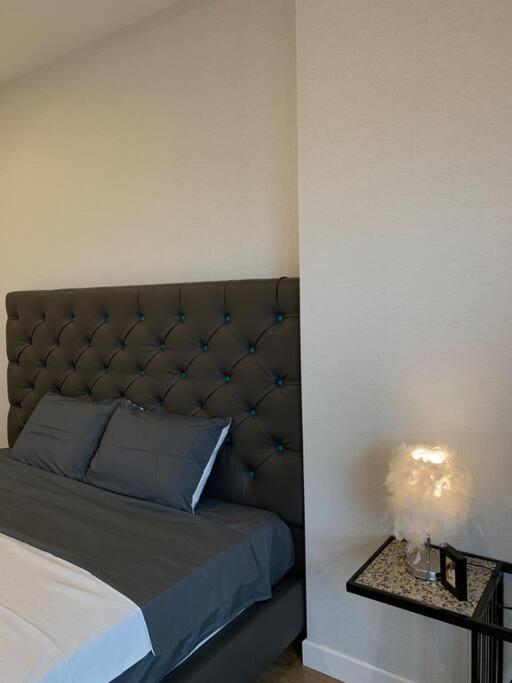 3 Bedrooms Apartment Westlake View Rental