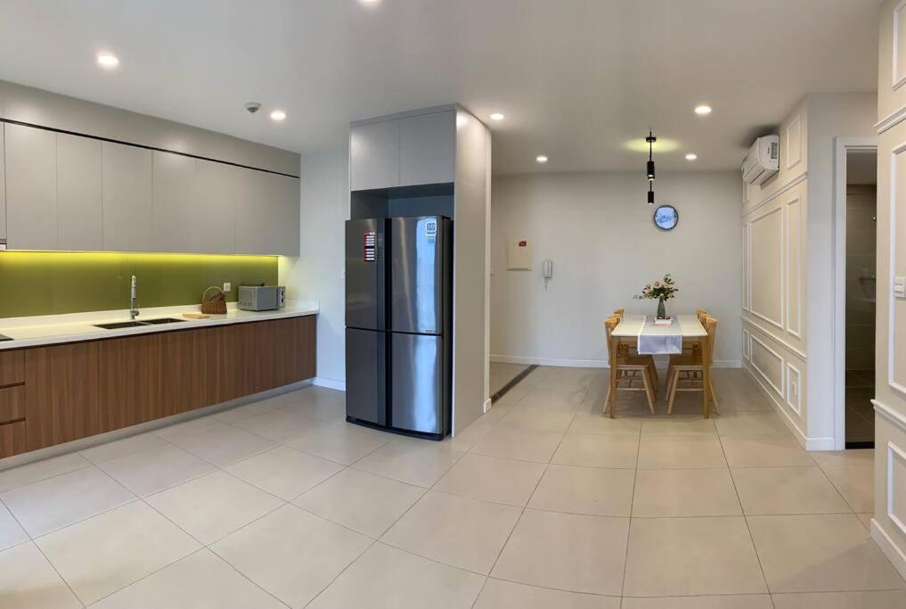 3 Bedrooms Apartment Westlake View Rental