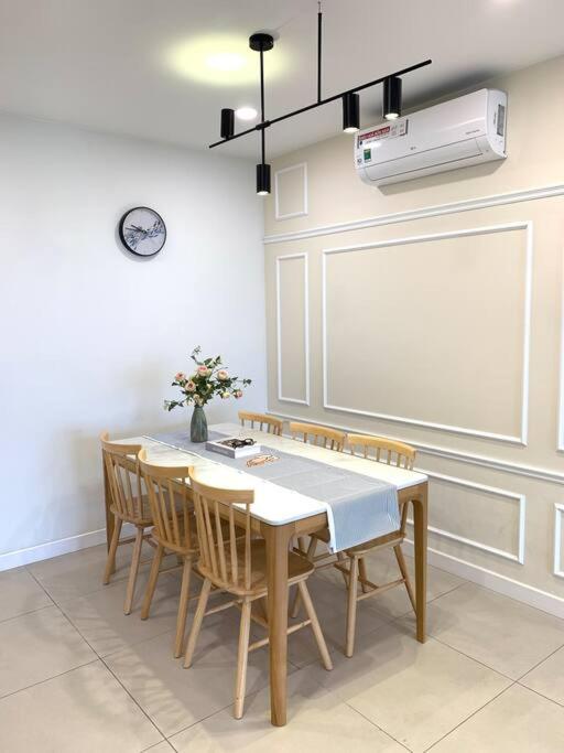 3 Bedrooms Apartment Westlake View Rental