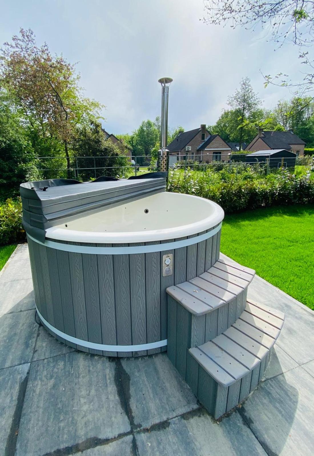 6pers Boshuis -Hottub Jacuzzi- 'De Groene Specht' view 2