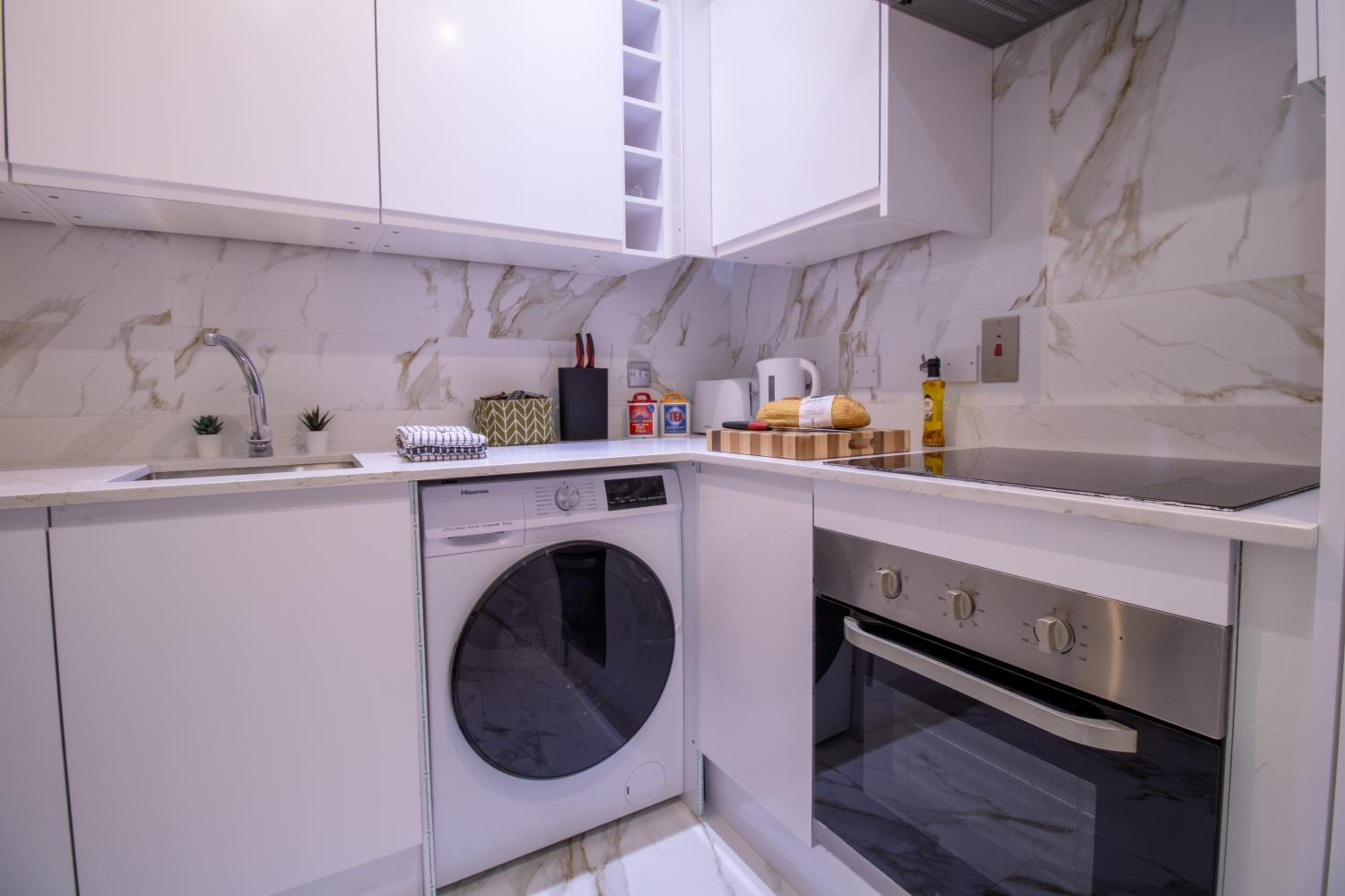 Central 3 bedroom apartment on Oxford Street GC4