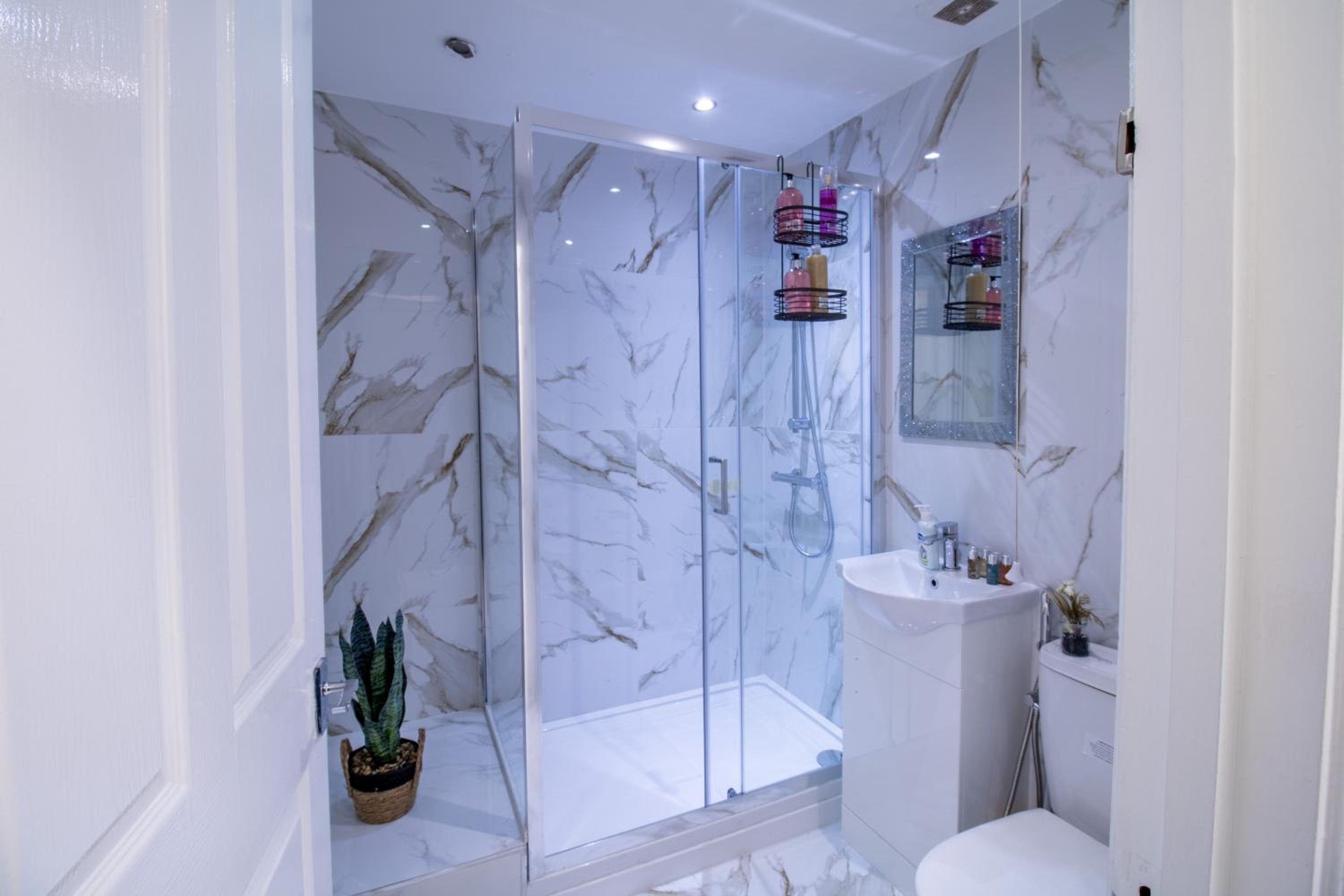 Central 3 bedroom apartment on Oxford Street GC4