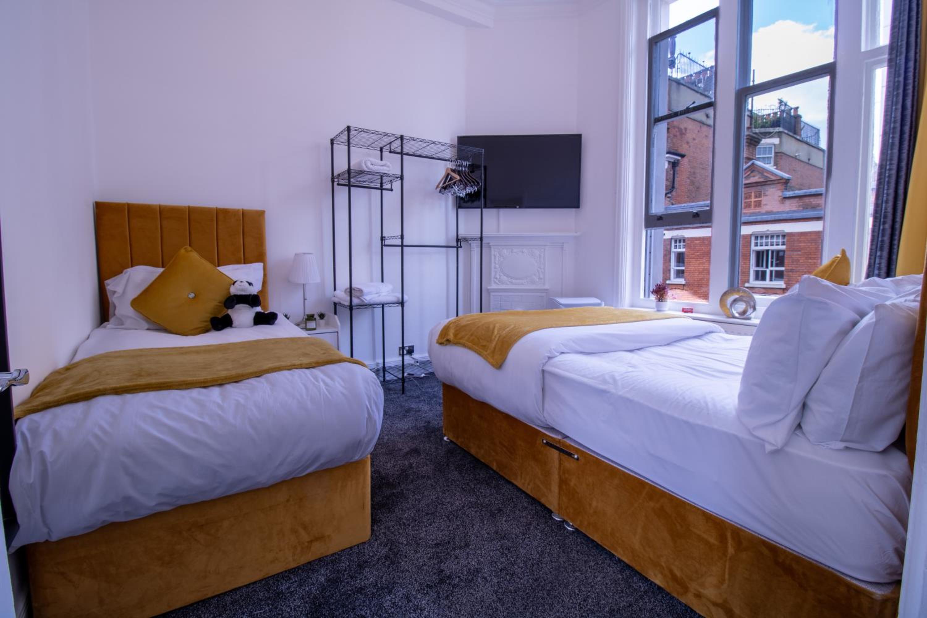 Central 3 bedroom apartment on Oxford Street GC4