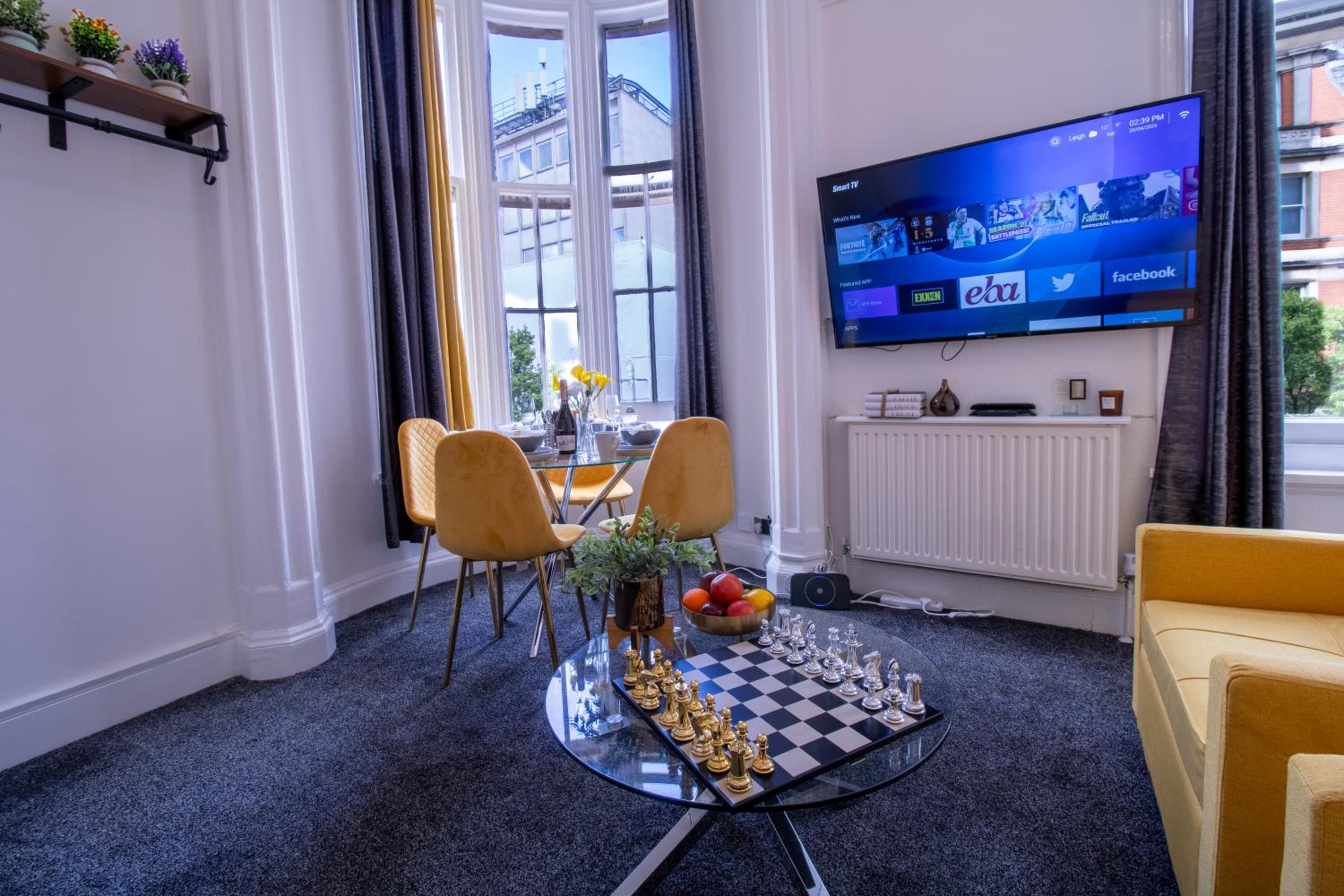 Central 3 bedroom apartment on Oxford Street GC4