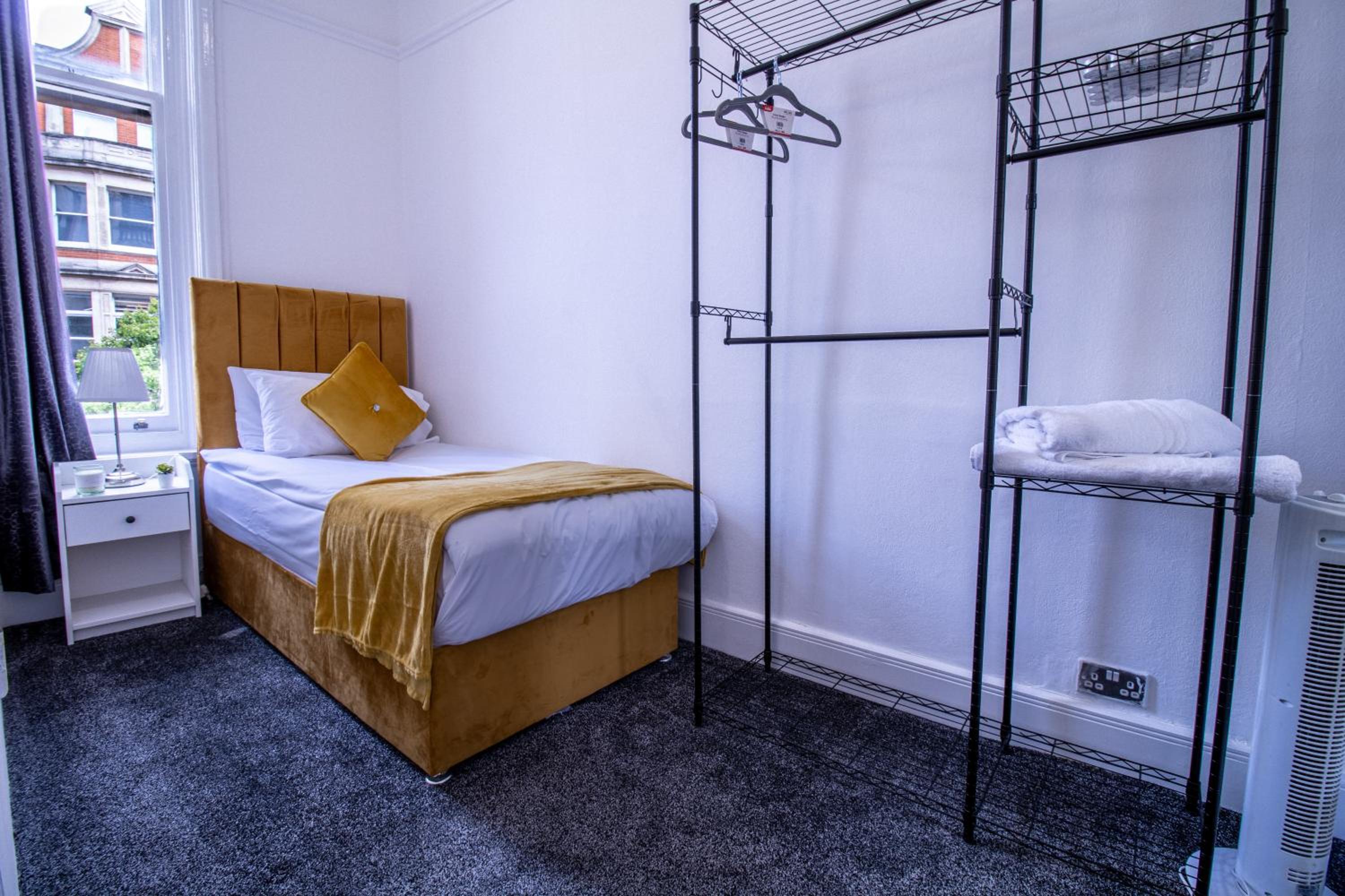 Central 3 bedroom apartment on Oxford Street GC4