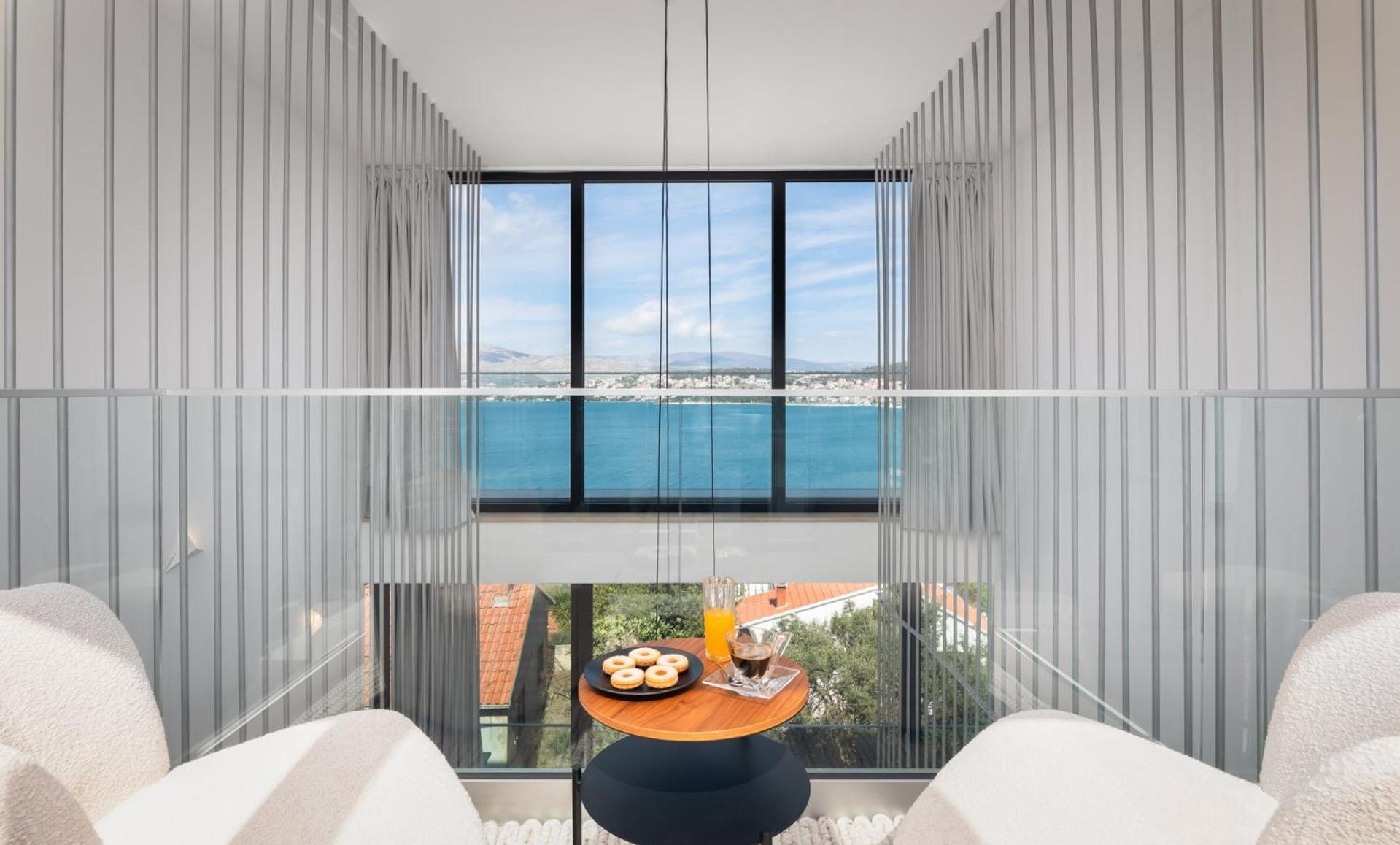 Luxury Villa Glass with Pool view 5