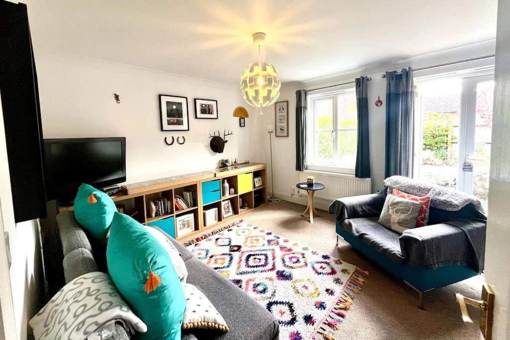 TM - Modern 1 bed parking and garden view 5