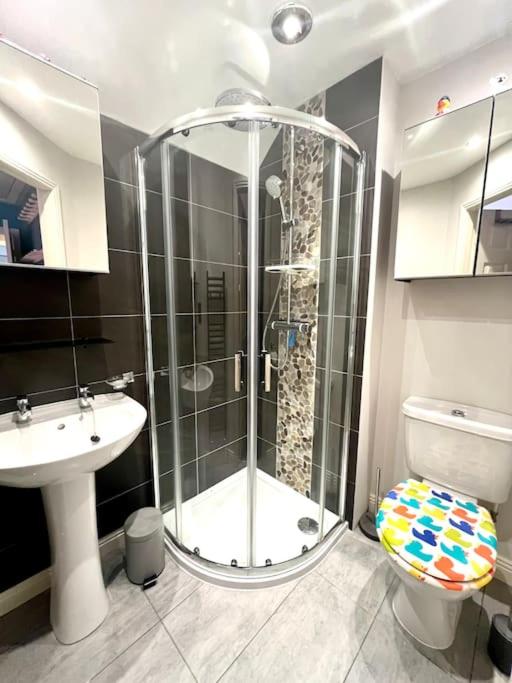TM - Modern 1 bed parking and garden view 2