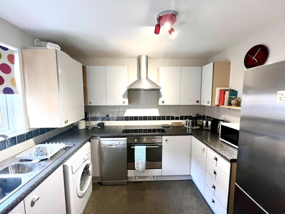 TM - Modern 1 bed parking and garden view 3