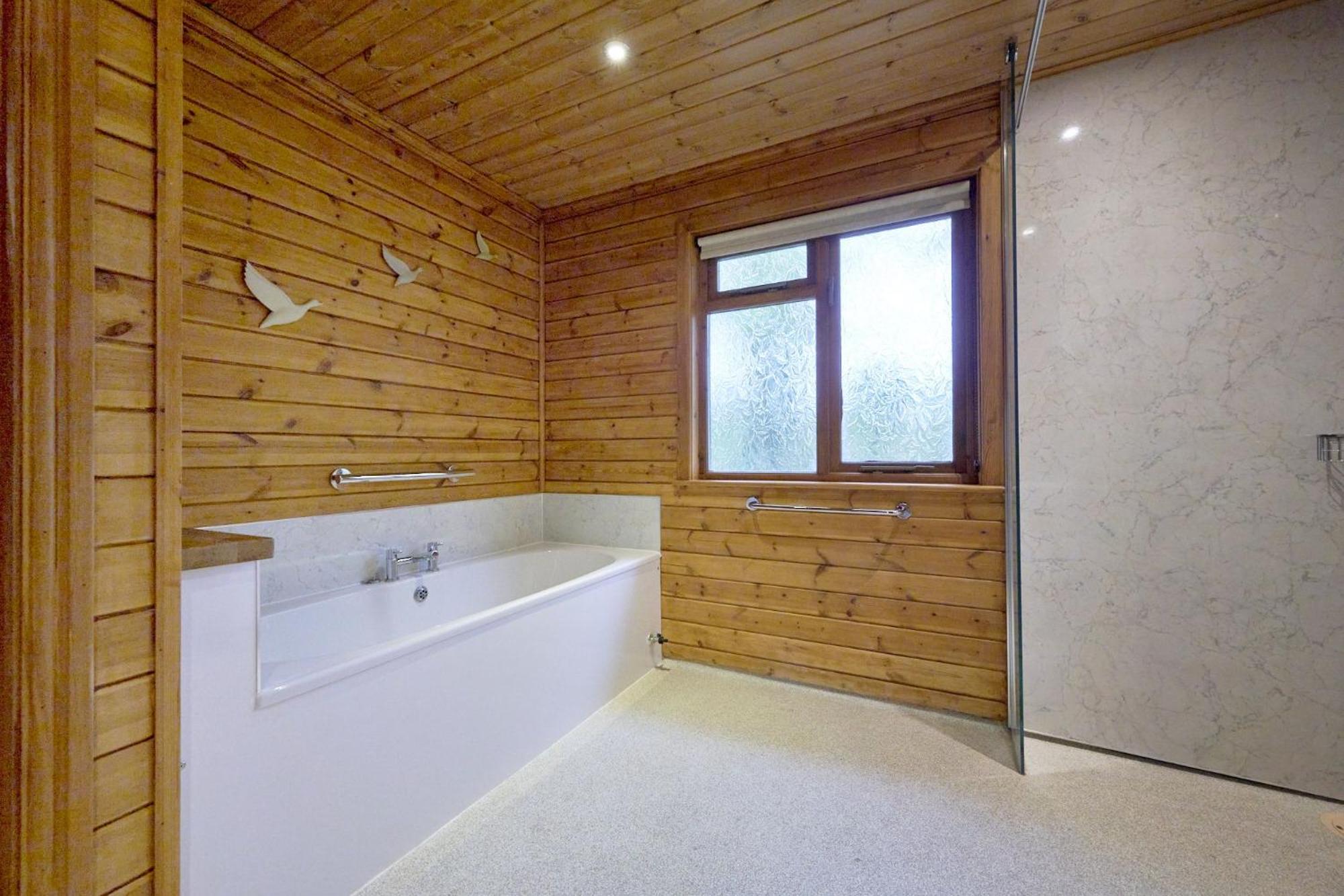 Dunnock Lodge with Hot-tub