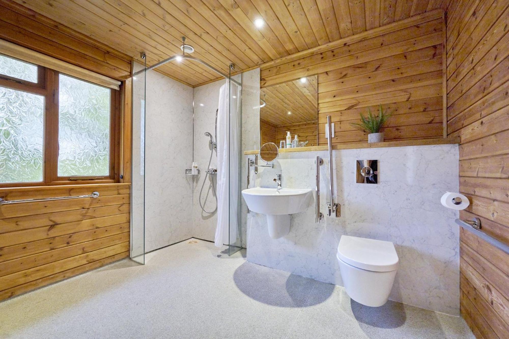 Dunnock Lodge with Hot-tub