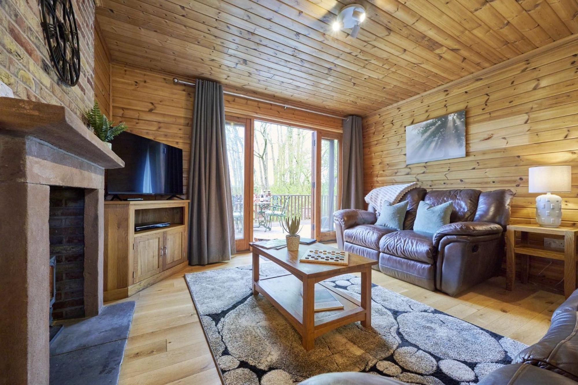 Dunnock Lodge with Hot-tub
