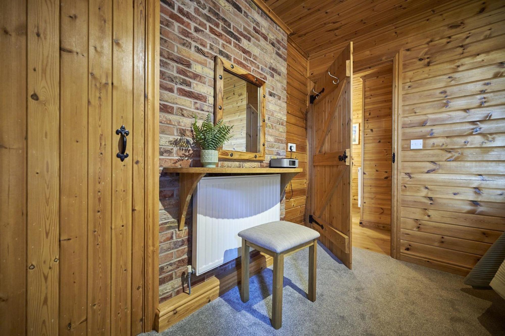 Dunnock Lodge with Hot-tub