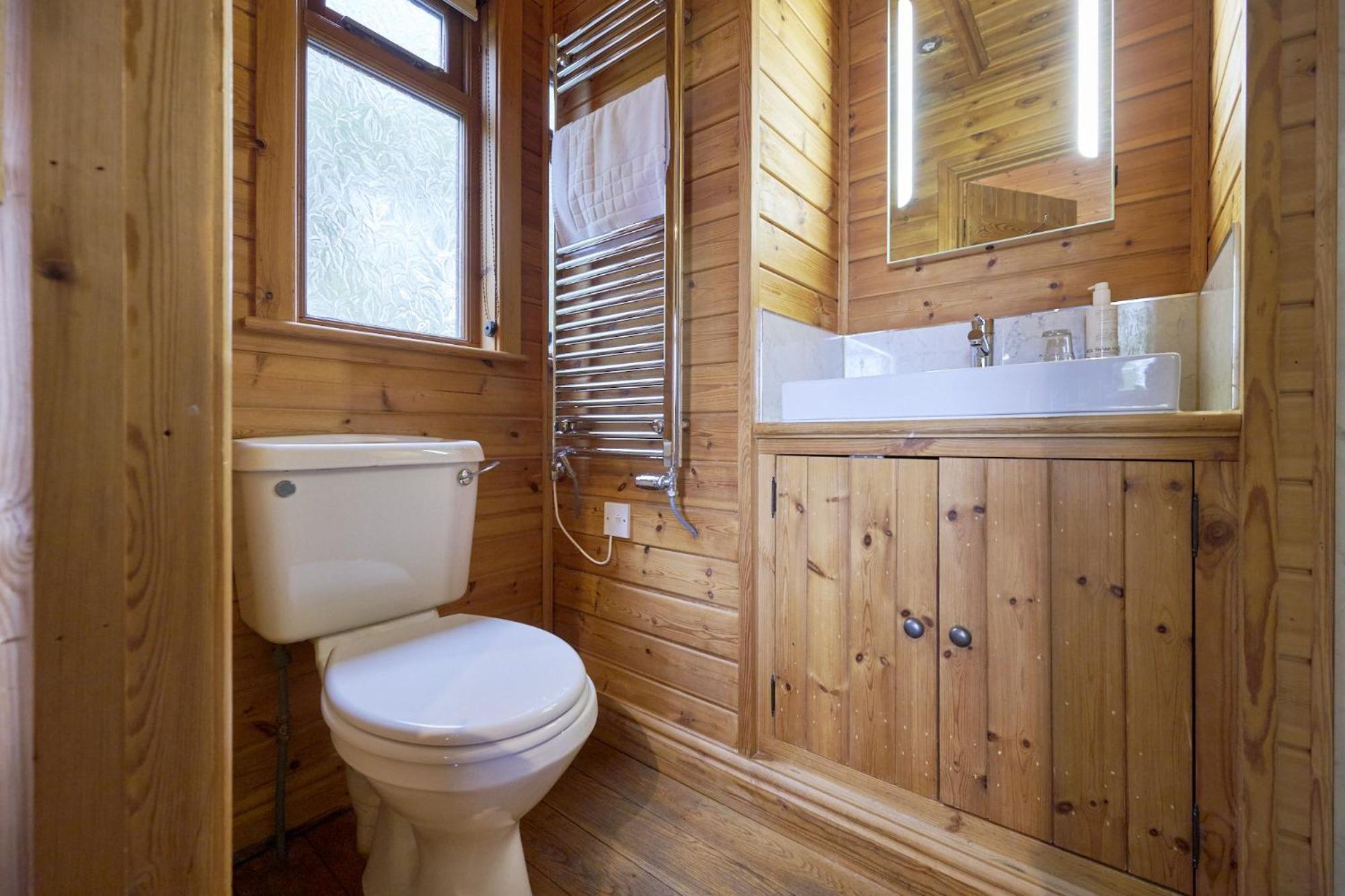 Dunnock Lodge with Hot-tub