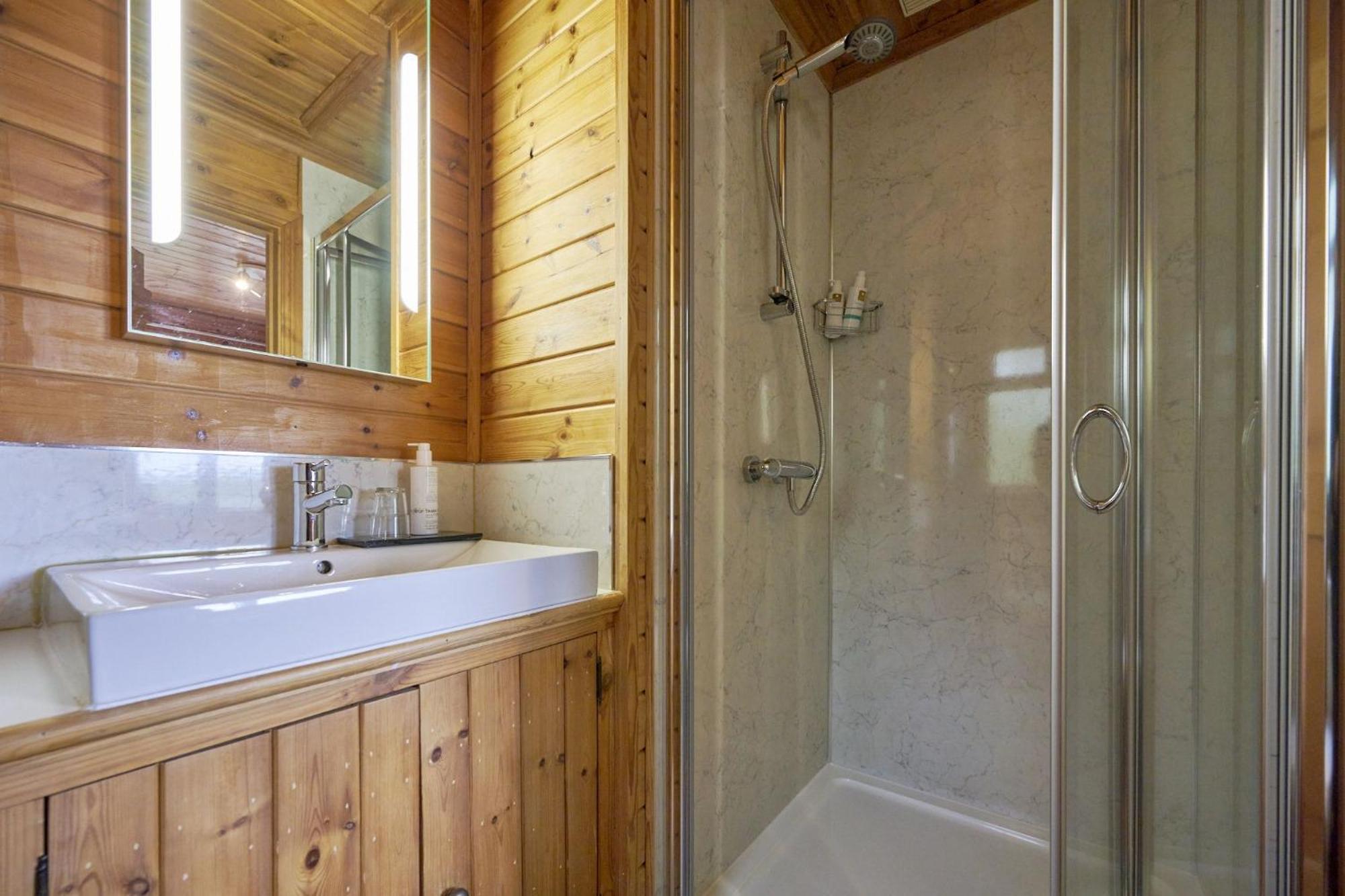 Dunnock Lodge with Hot-tub