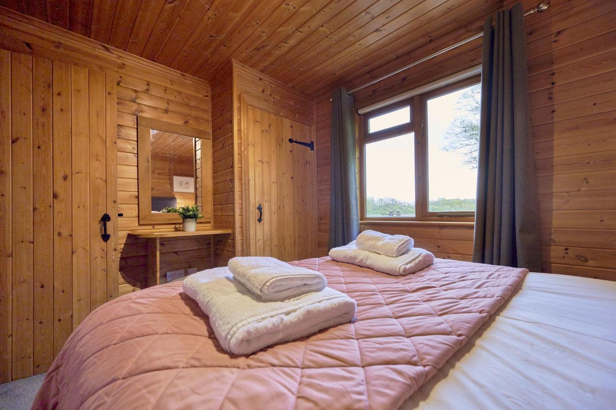 Dunnock Lodge with Hot-tub
