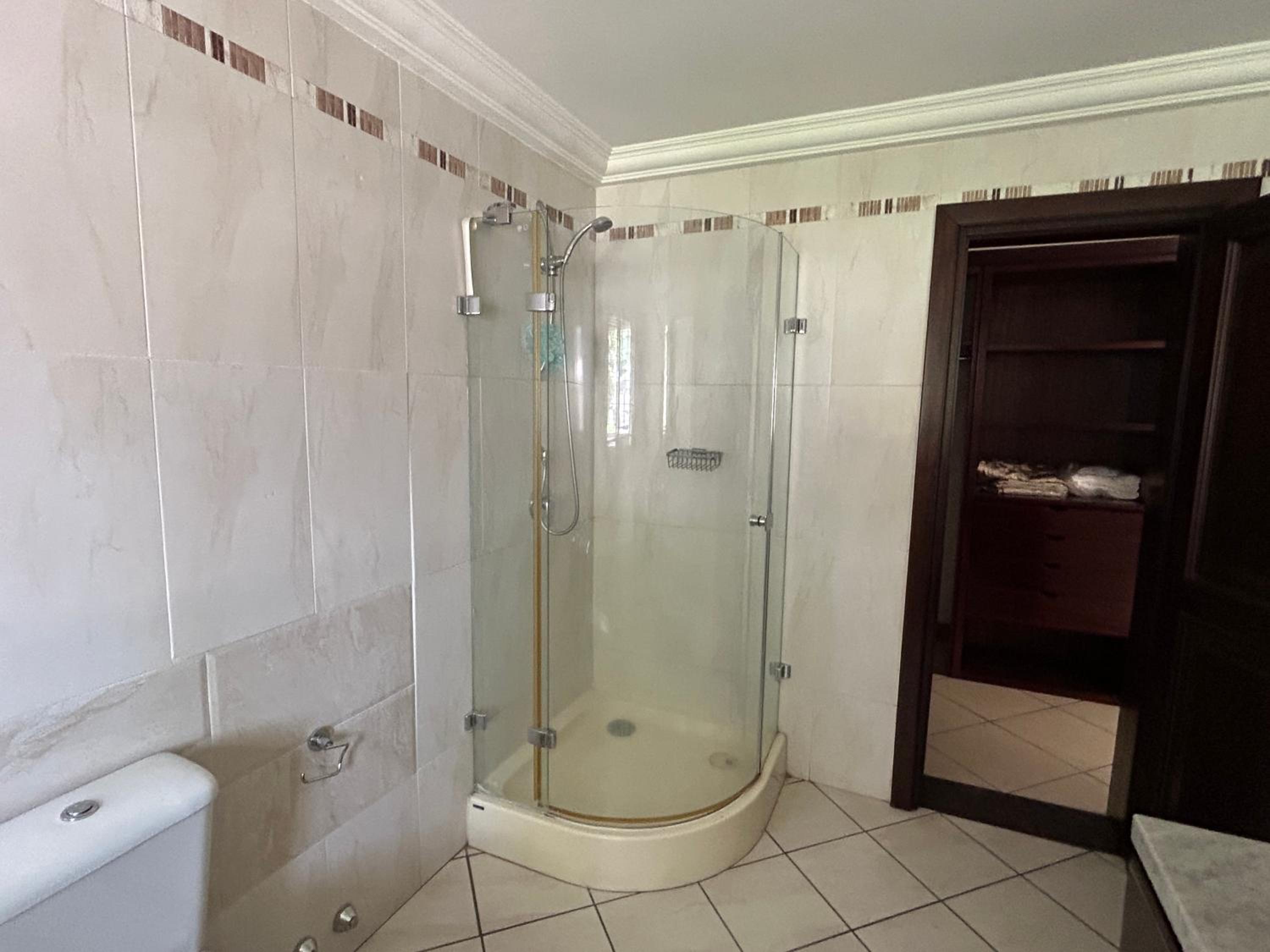 Luxurious 3-Bedroom Ground Floor Apartment with Pool View in Prestigious Villagio view 3