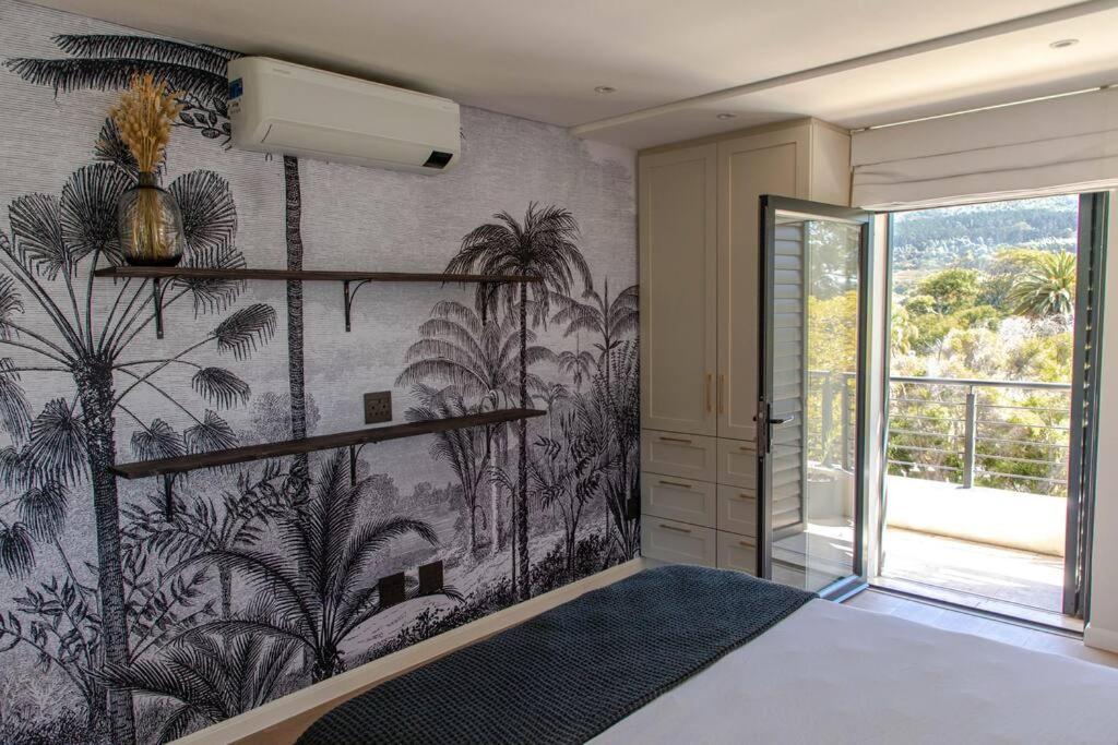 Stylish Top Floor Apartment view 2