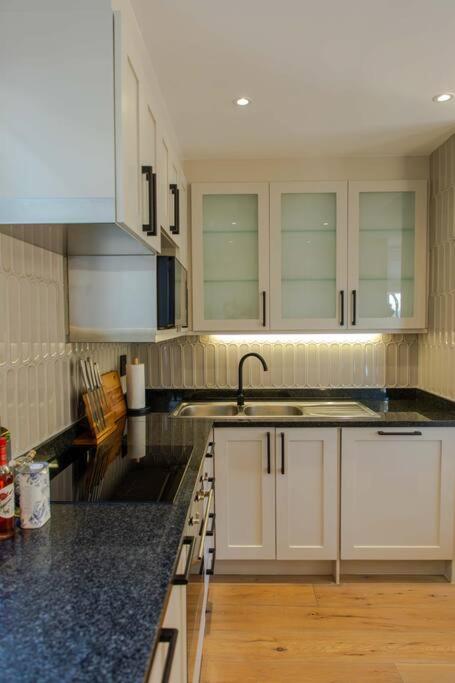 Stylish Top Floor Apartment view 4
