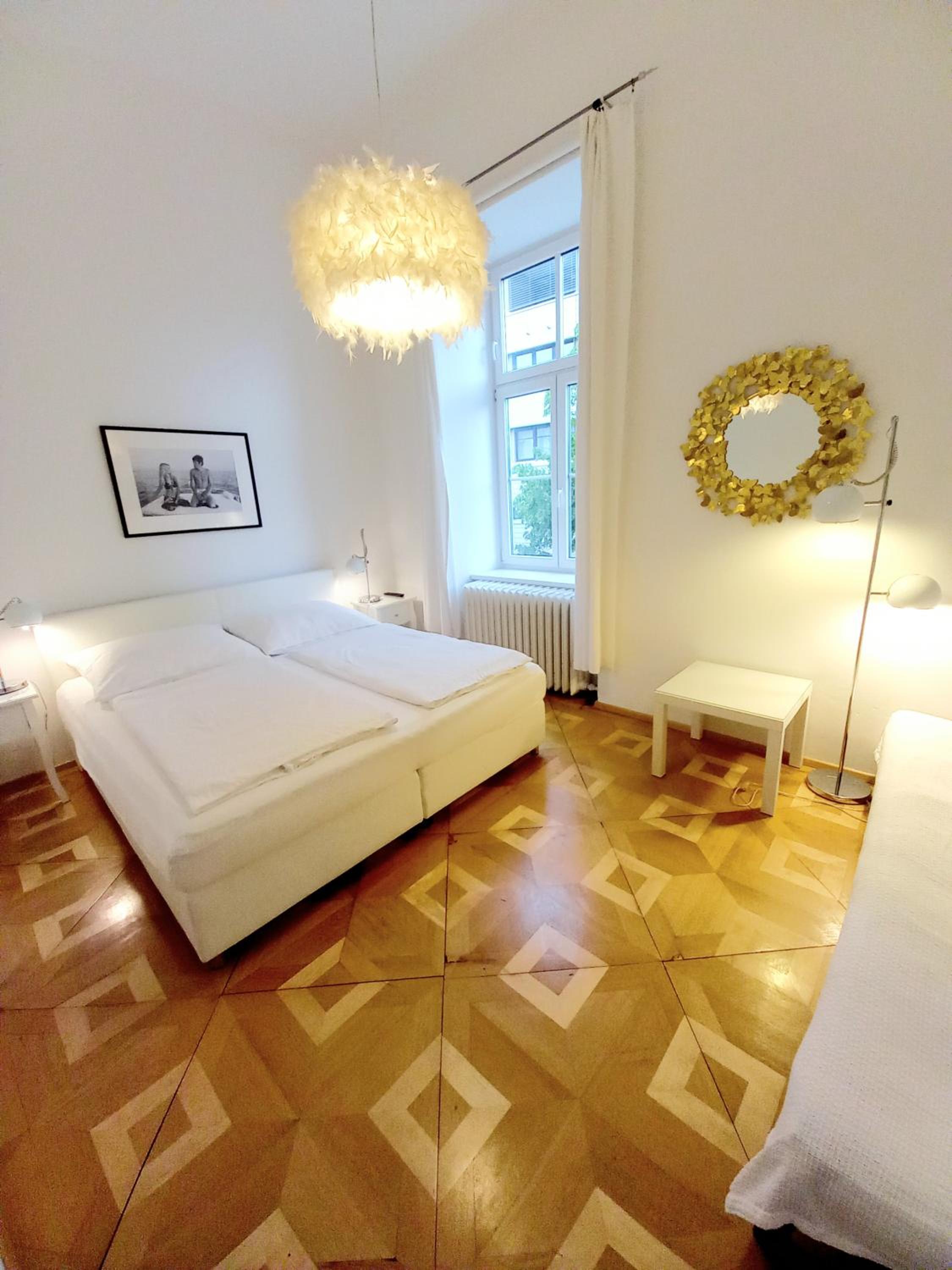 WOLKE, Apartment mit Balkon am Fluss, Zentrum, Parkplatz