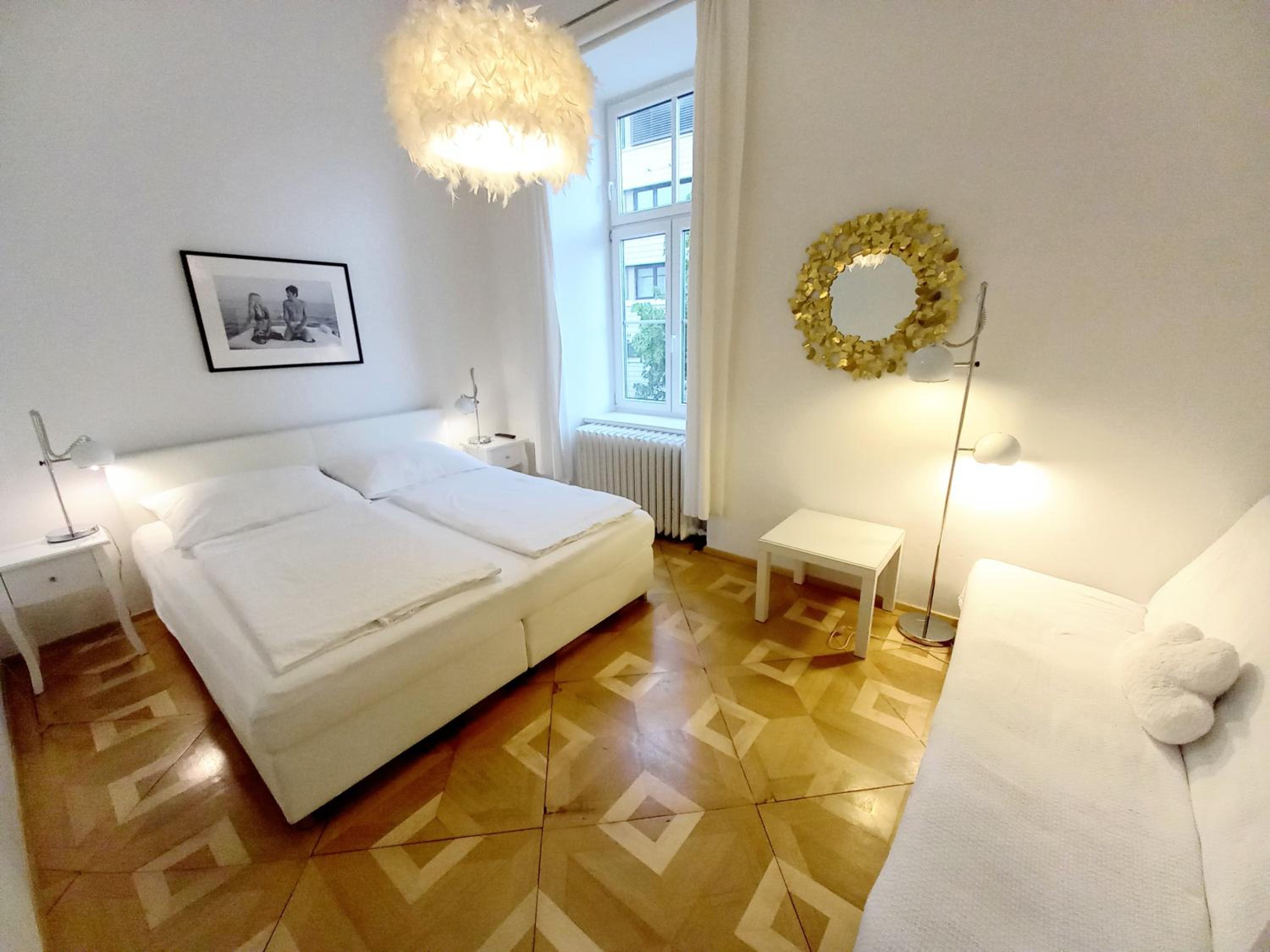 WOLKE, Apartment mit Balkon am Fluss, Zentrum, Parkplatz