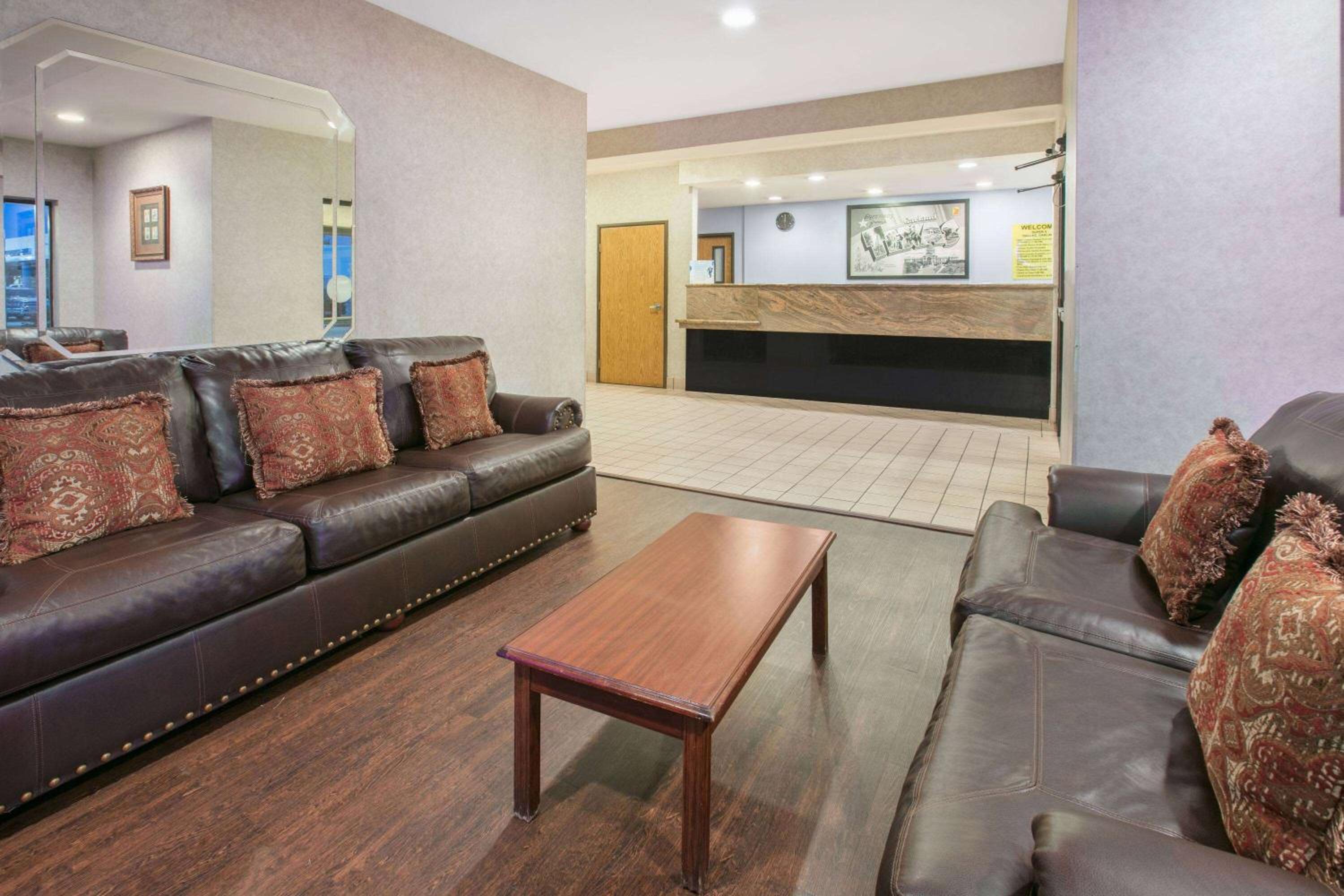 Dallas / Fort Worth Vacations - Super 8 by Wyndham Garland North Dallas Area - Property Image 2