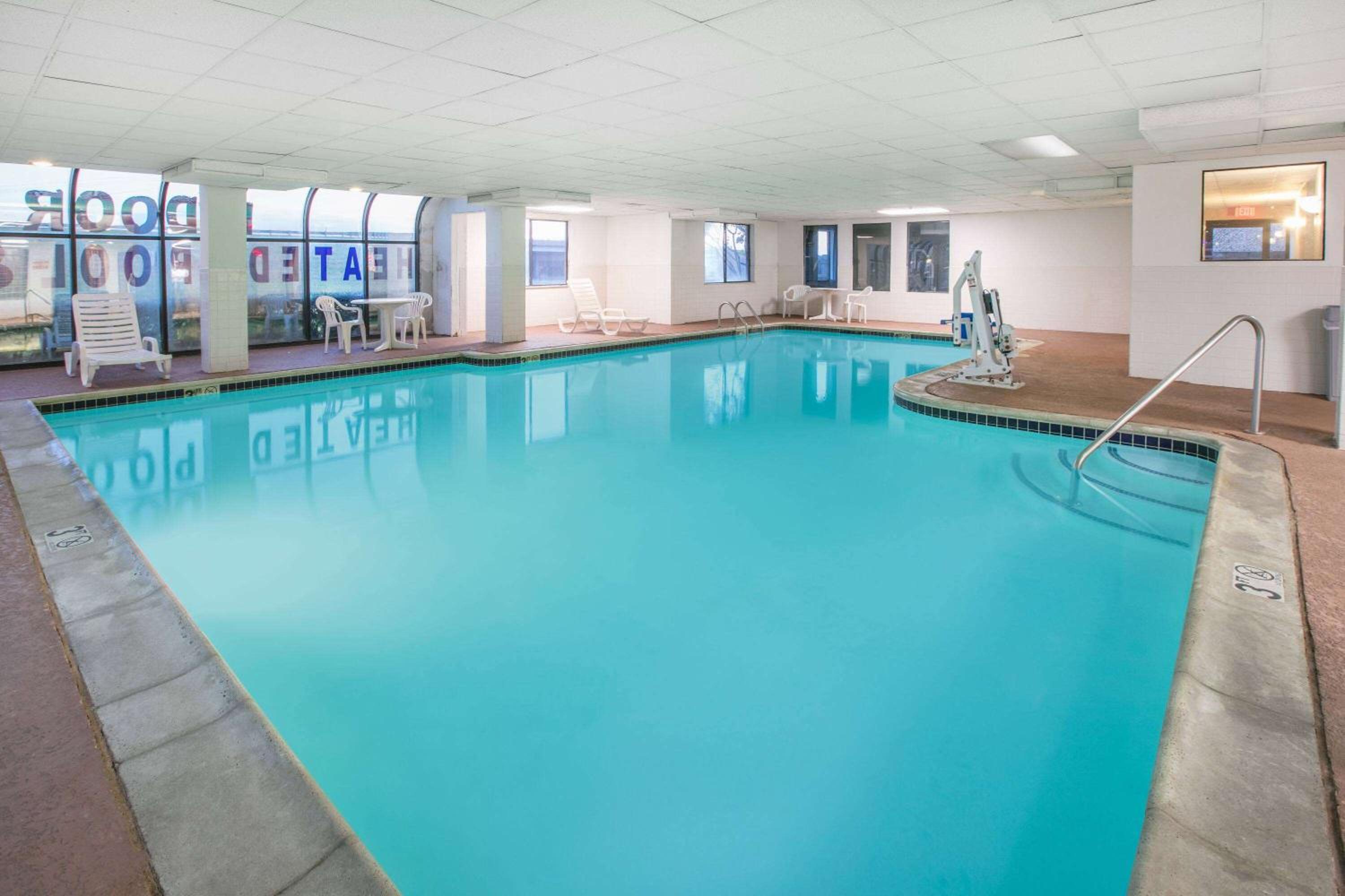Dallas / Fort Worth Vacations - Super 8 by Wyndham Garland North Dallas Area - Property Image 3