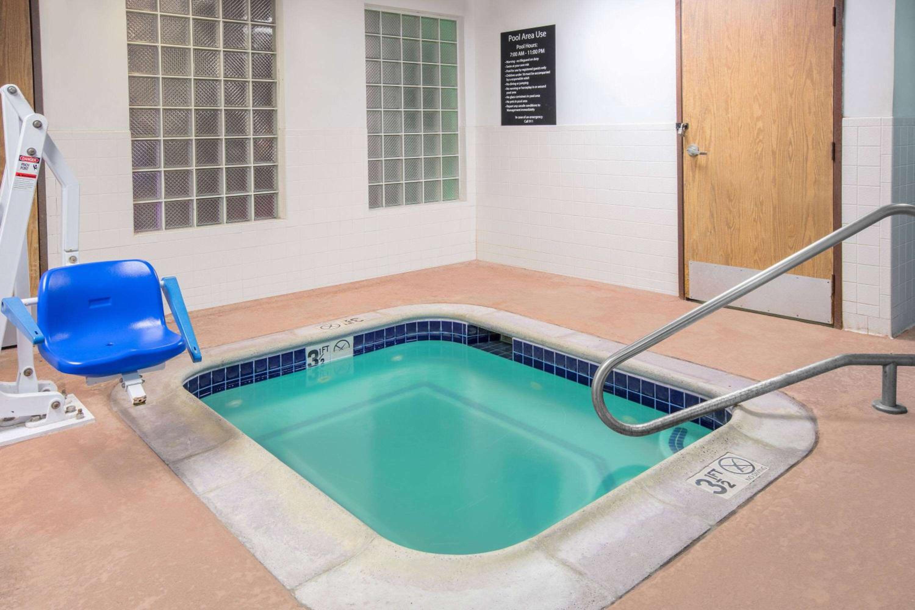 Dallas / Fort Worth Vacations - Super 8 by Wyndham Garland North Dallas Area - Property Image 4