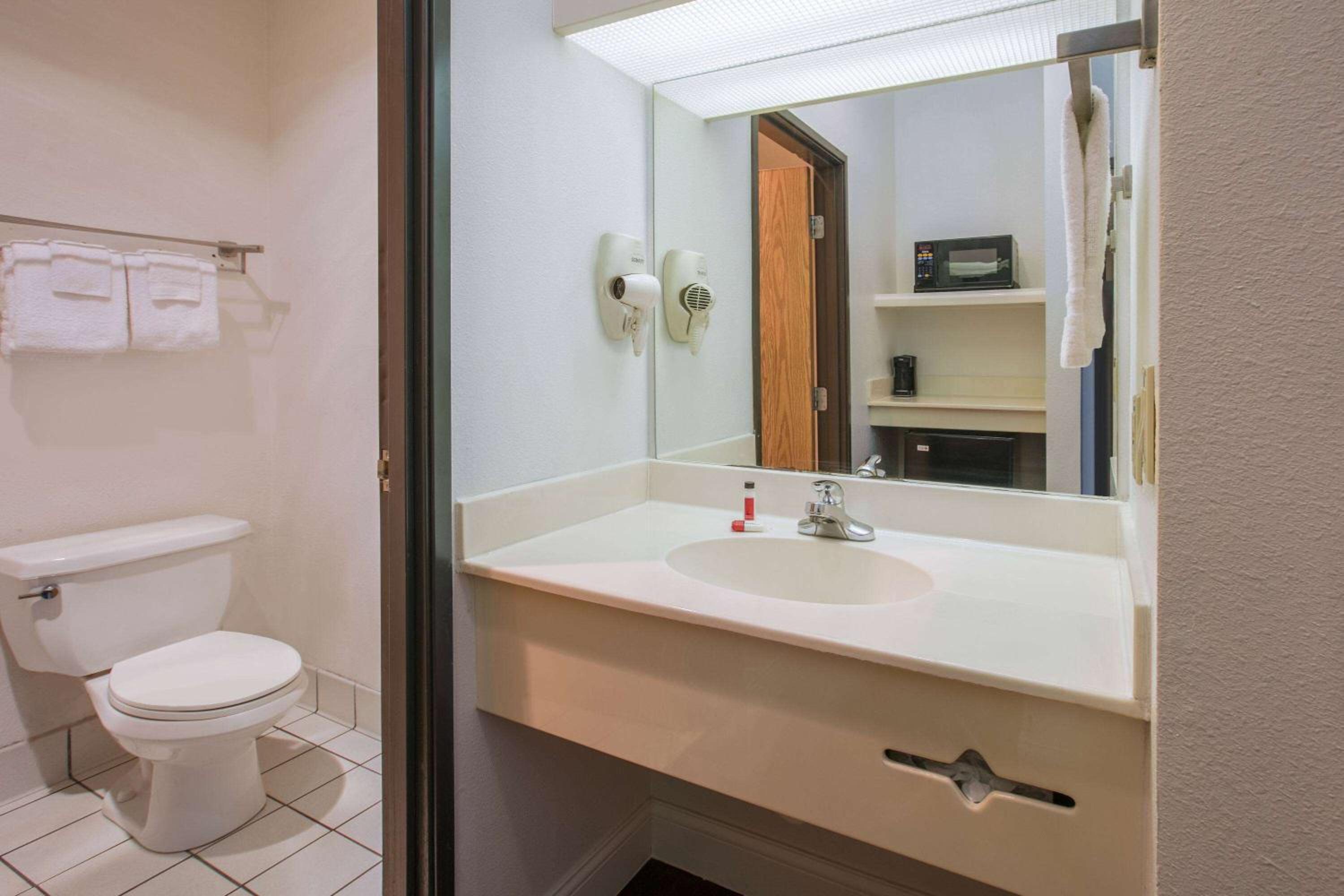 Super 8 by Wyndham Garland North Dallas Area - Property Image 6