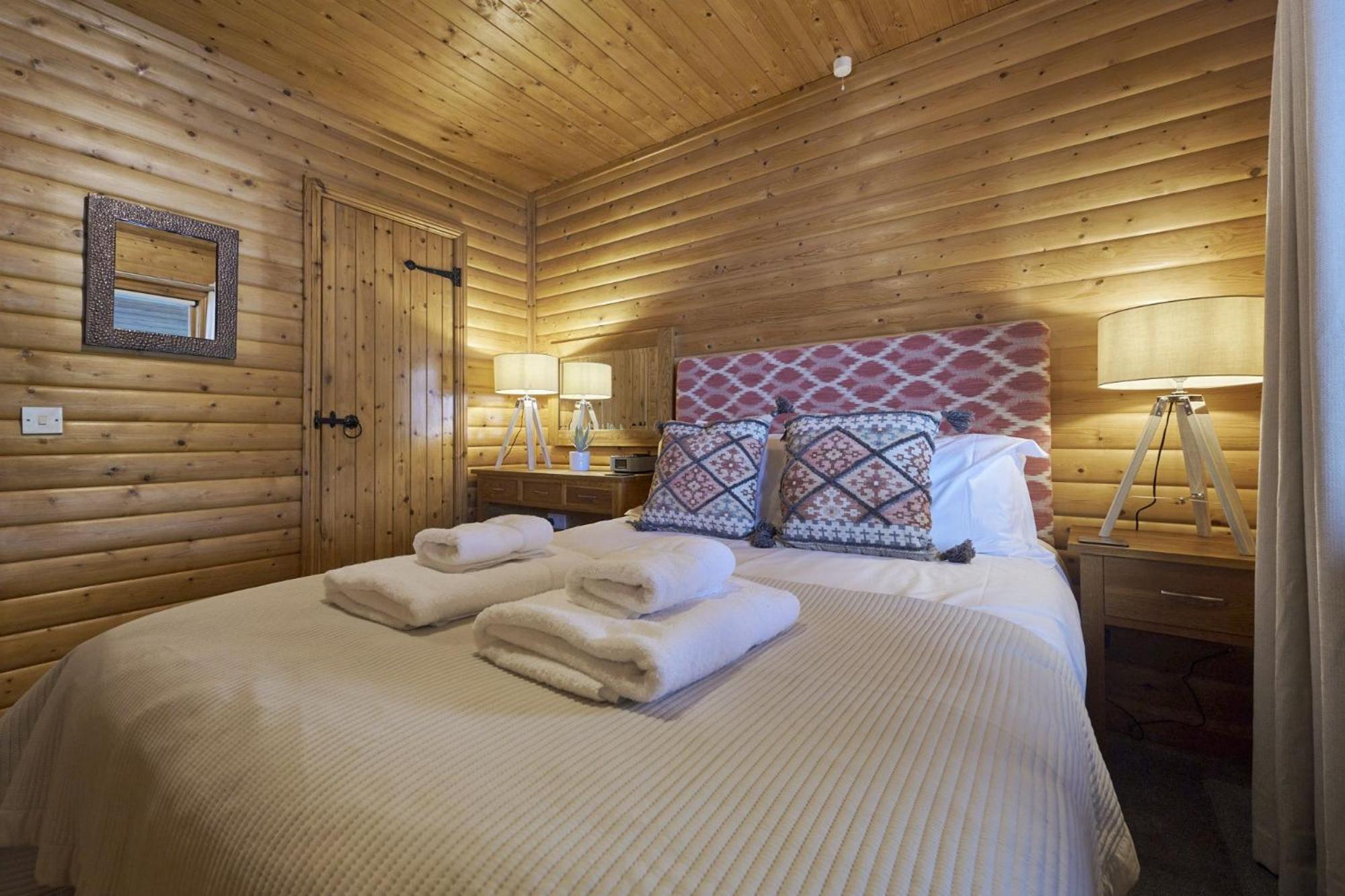 Heron Lodge with Hot-tub