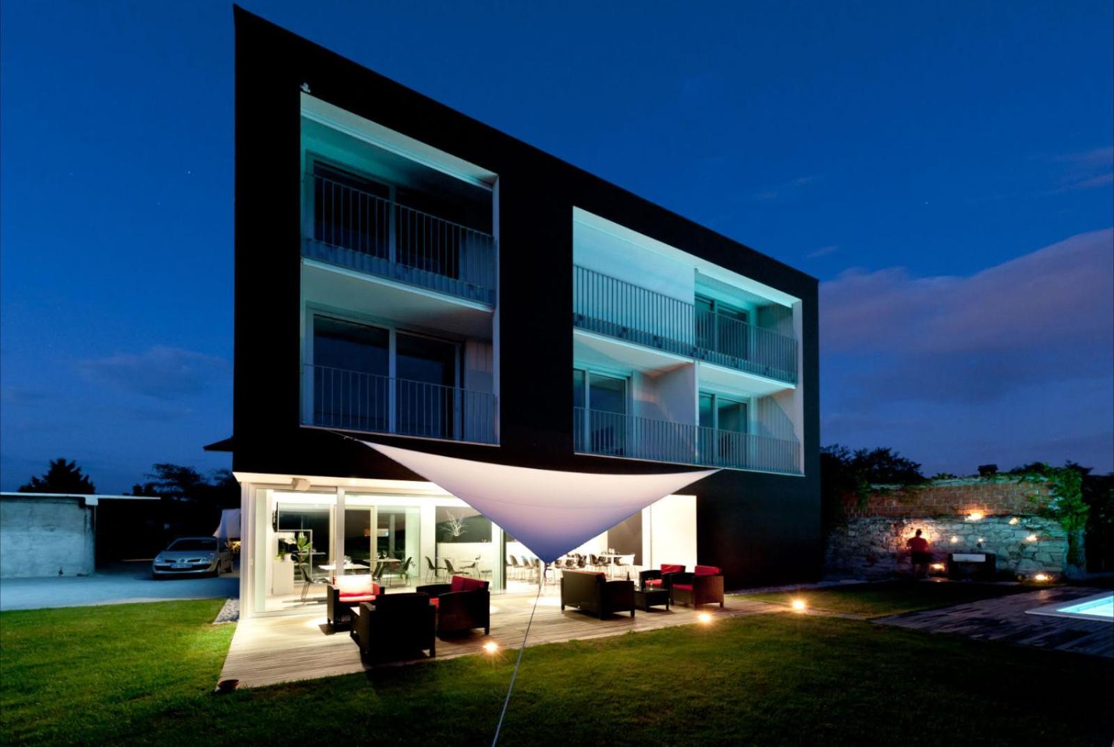 House Iaquin view 2