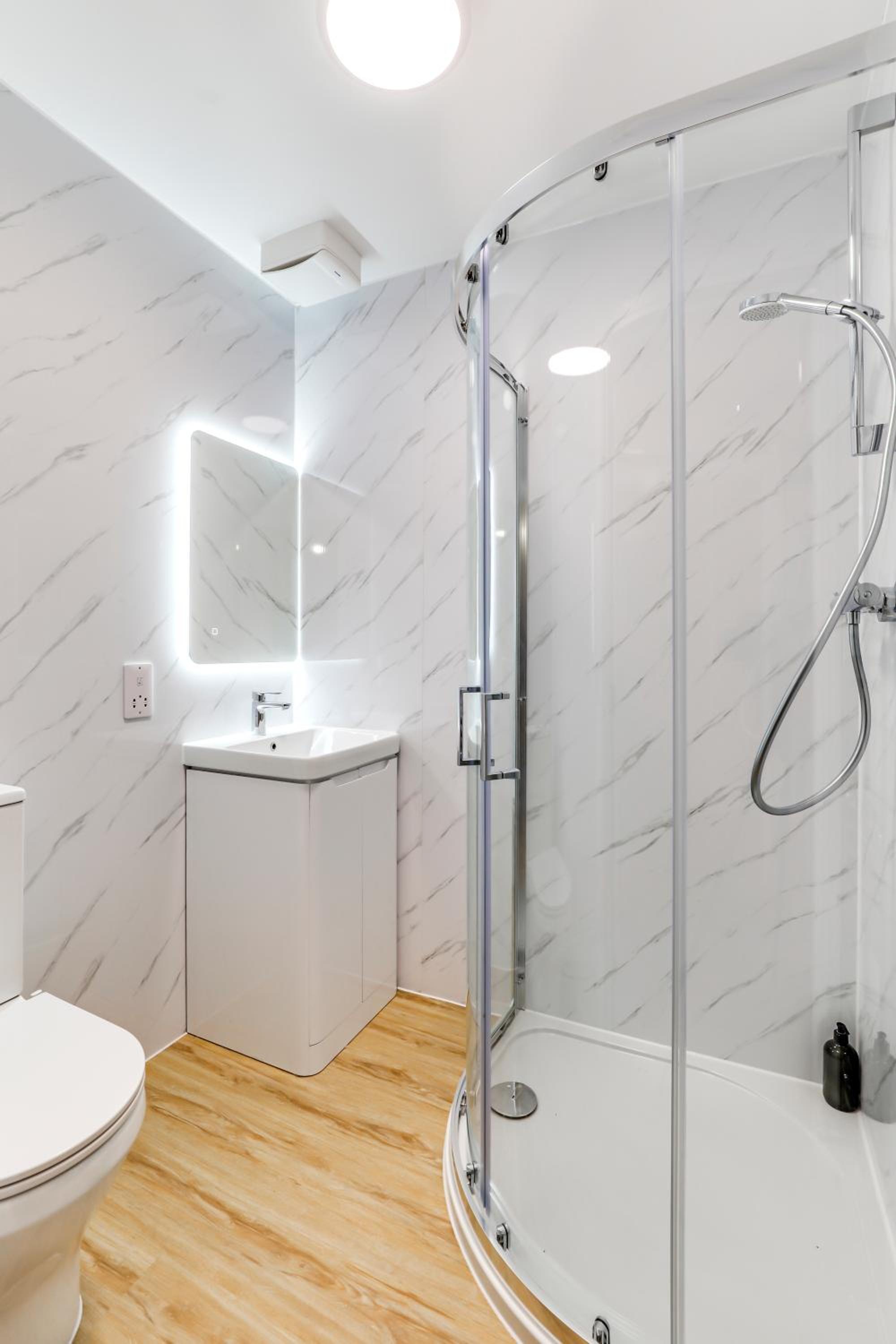 Two Bed Apartment - 20 minutes train into King Cross London - Perfect for families & contractors close to Royal Vet College & M25 Free Parking view 5