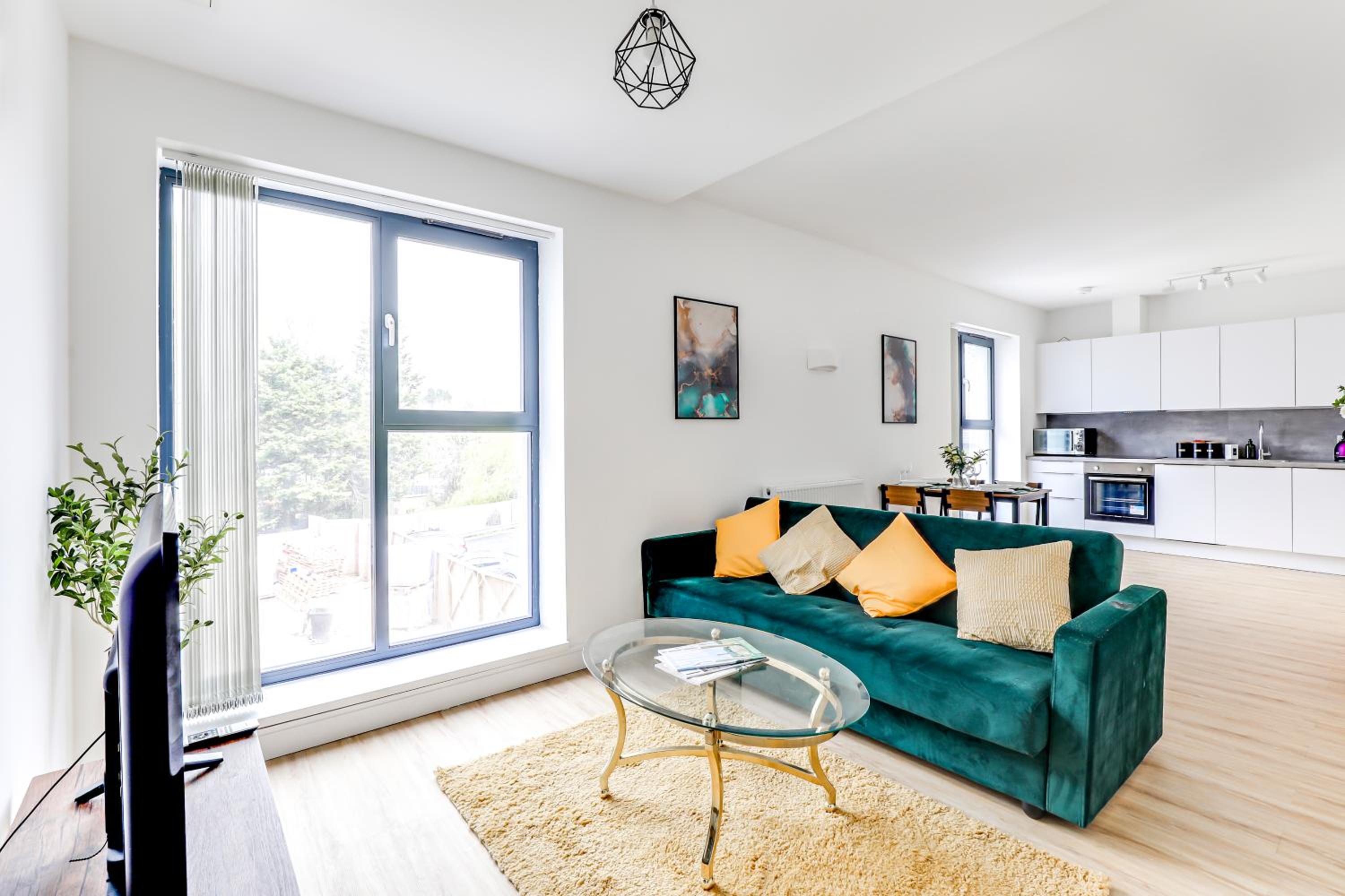 Two Bed Apartment - 20 minutes train into King Cross London - Perfect for families & contractors close to Royal Vet College & M25 Free Parking view 2