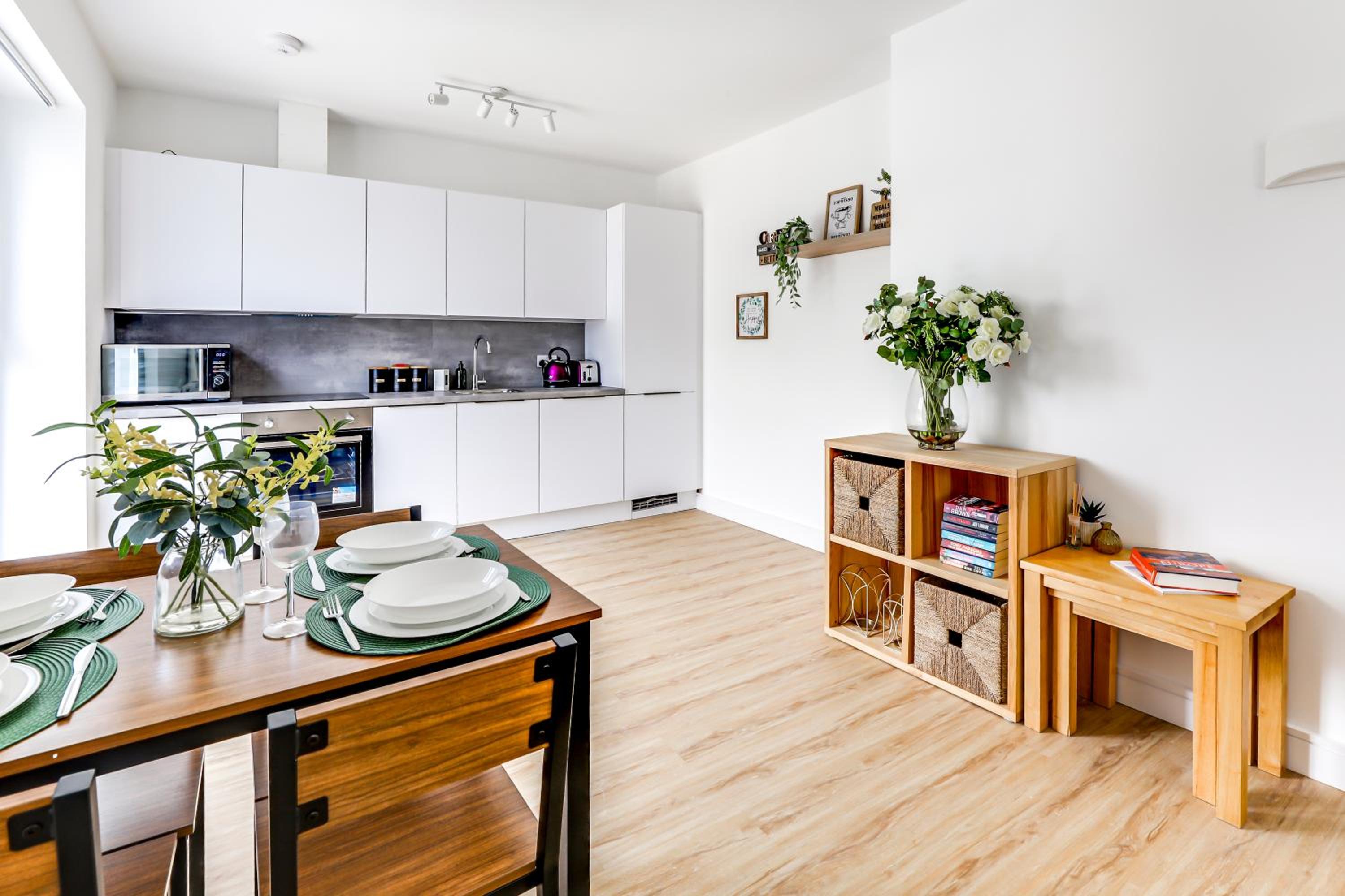 Two Bed Apartment - 20 minutes train into King Cross London - Perfect for families & contractors close to Royal Vet College & M25 Free Parking view 3
