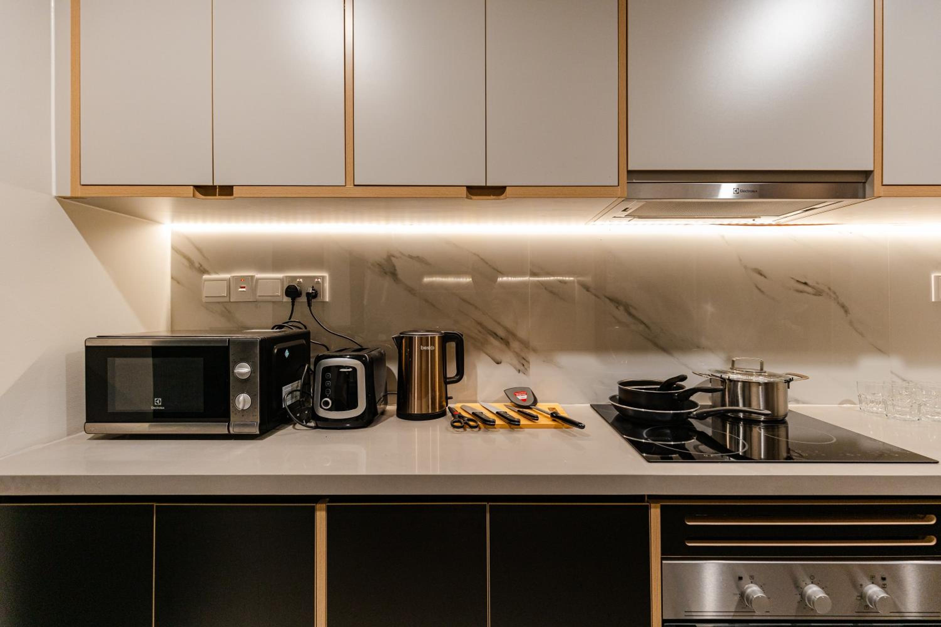 Luxury 2 or 3BR Apartment in Dist 1, Pool and airport pickup