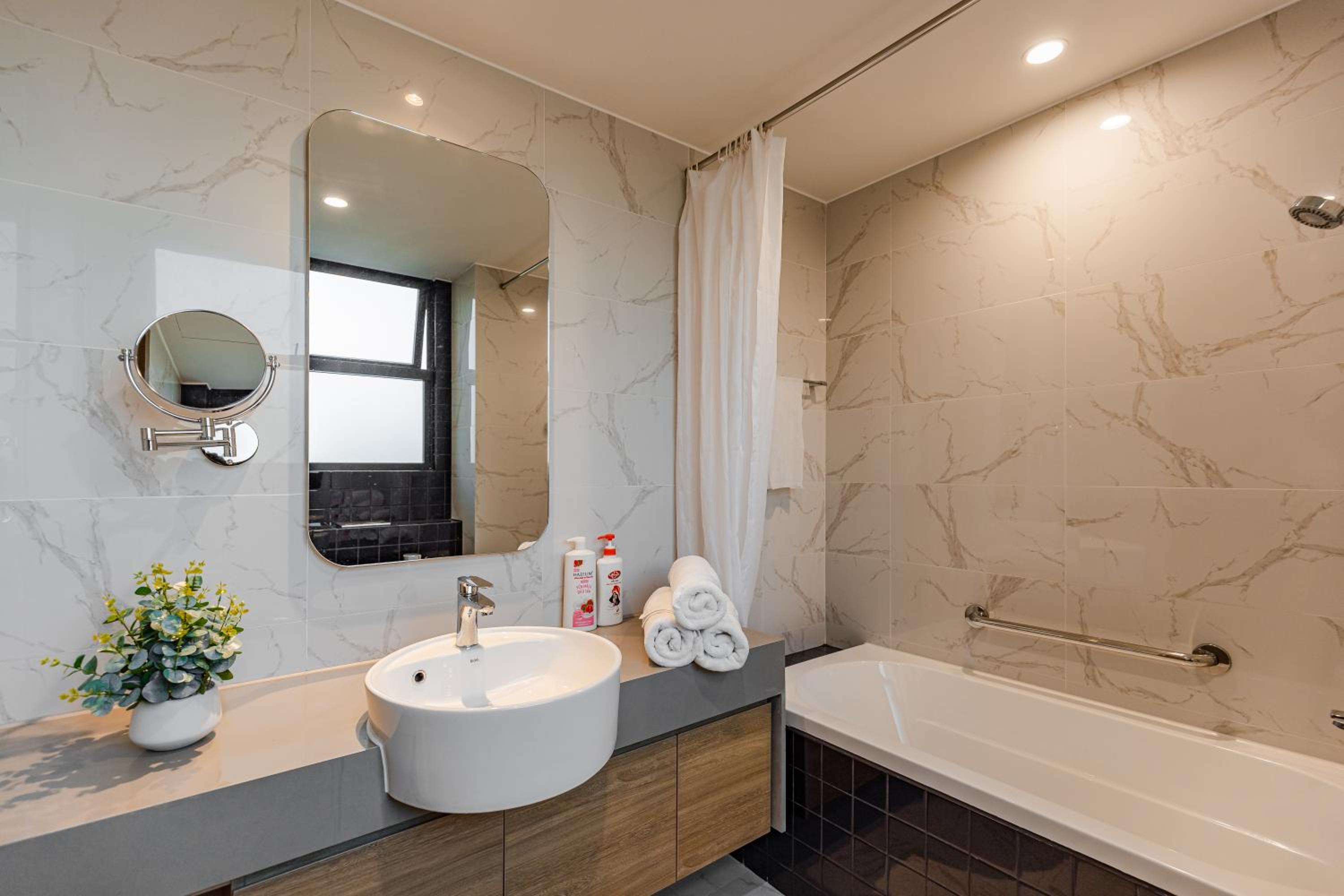 Luxury 2 or 3BR Apartment in Dist 1, Pool and airport pickup