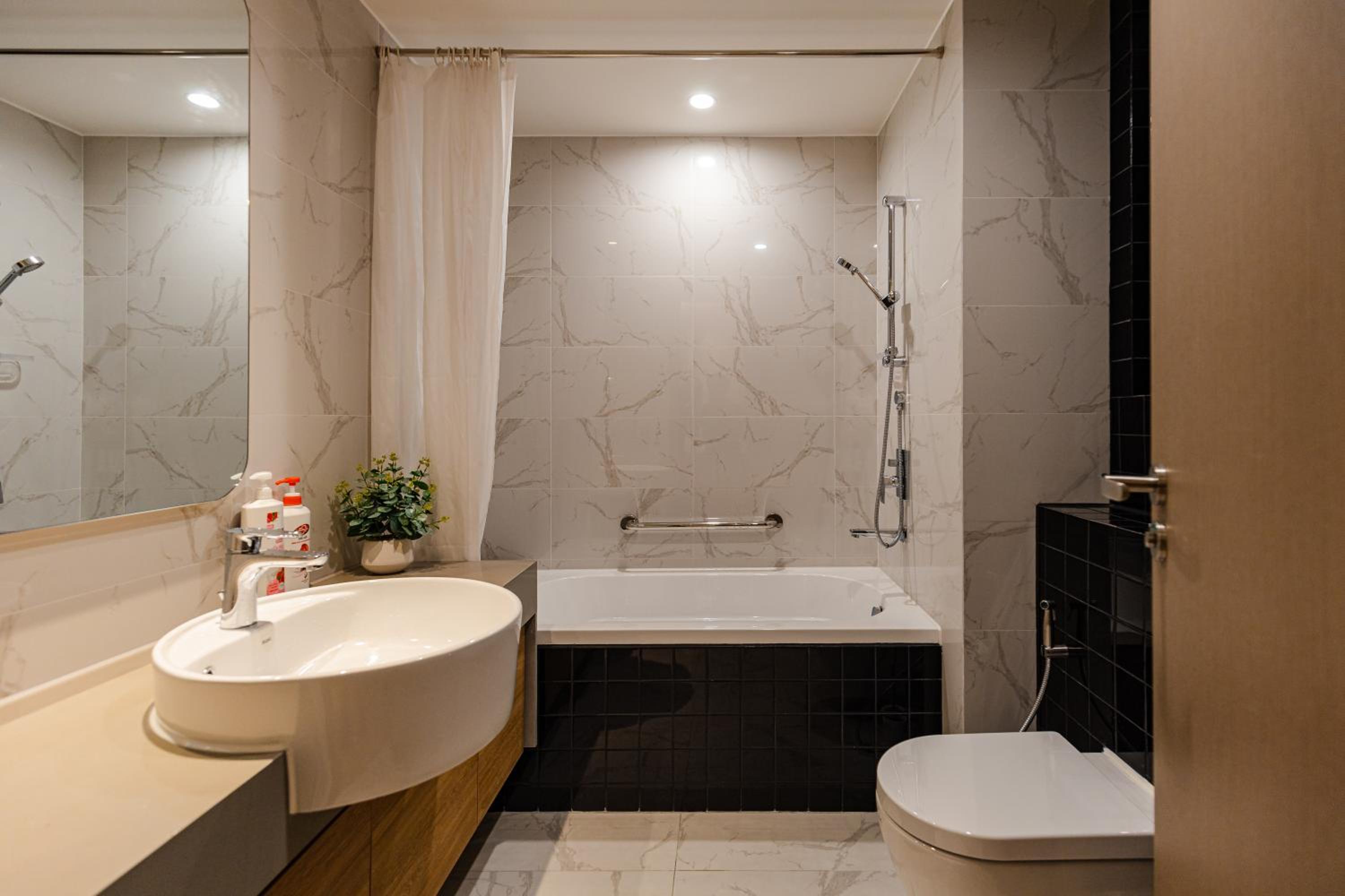 Luxury 2 or 3BR Apartment in Dist 1, Pool and airport pickup