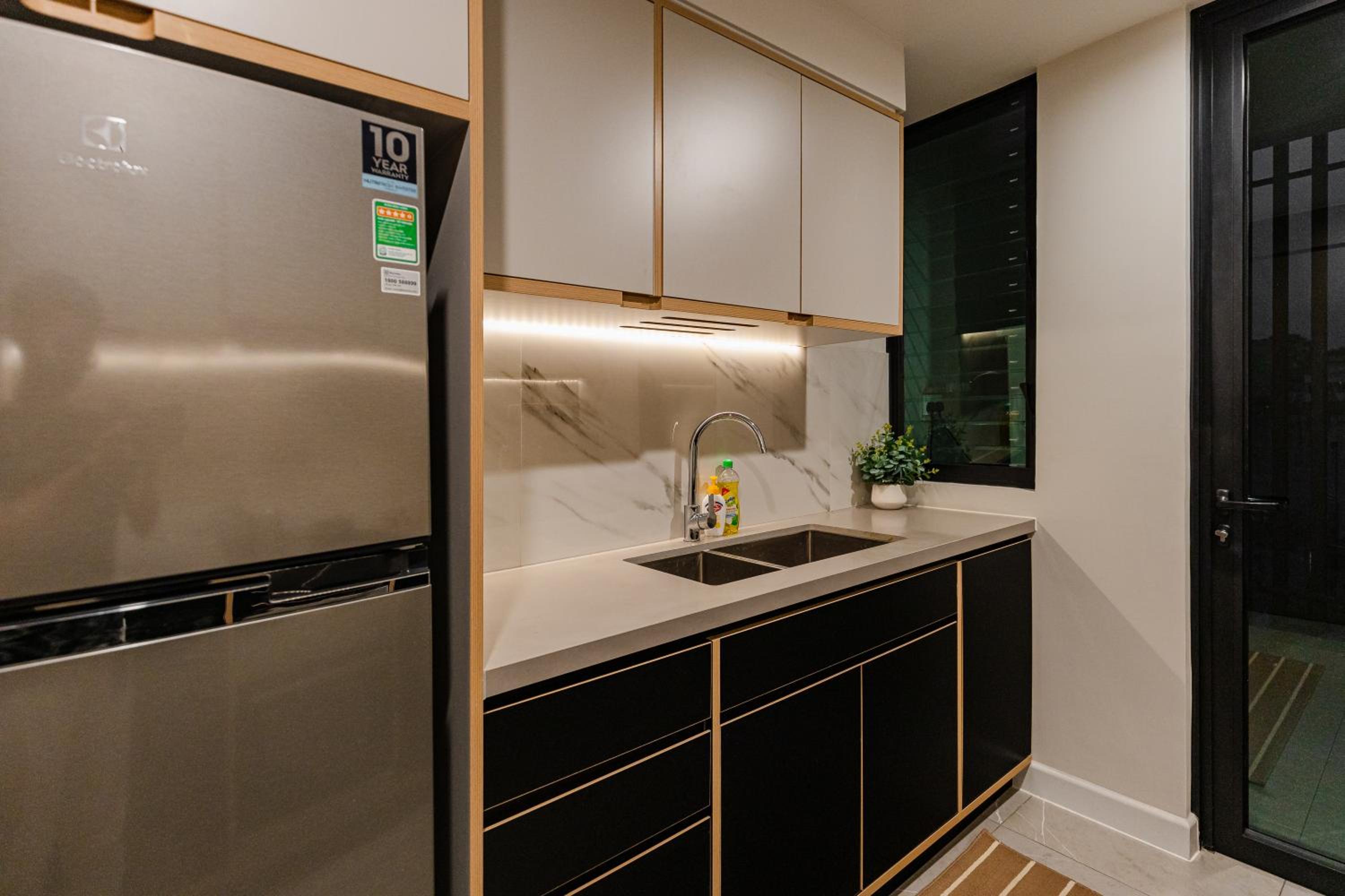 Luxury 2 or 3BR Apartment in Dist 1, Pool and airport pickup