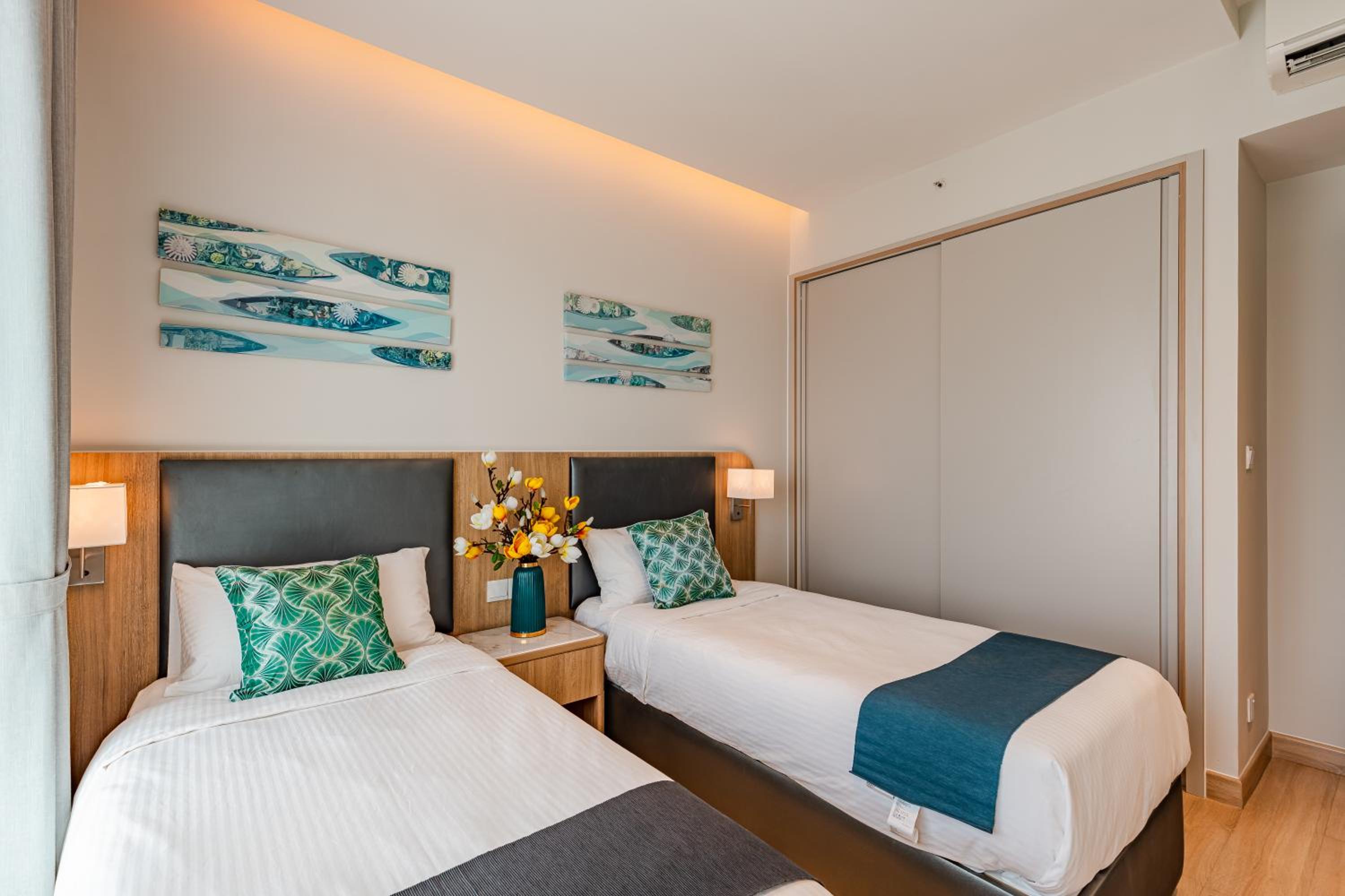 Luxury 2 or 3BR Apartment in Dist 1, Pool and airport pickup