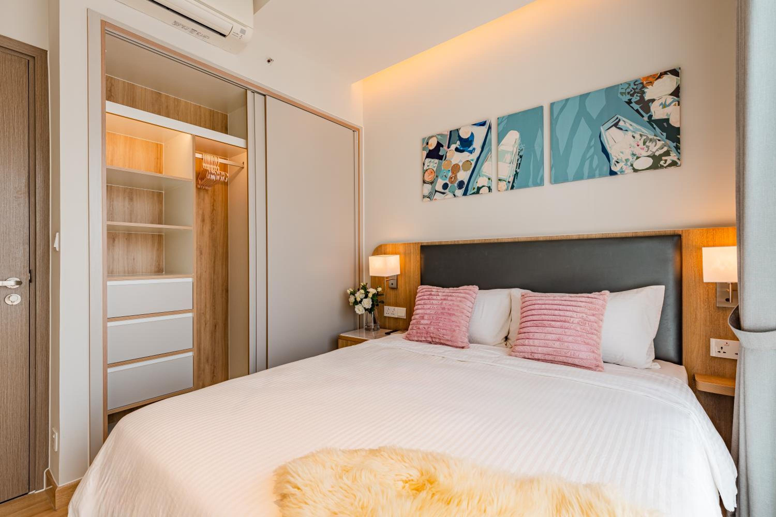 Luxury 2 or 3BR Apartment in Dist 1, Pool and airport pickup