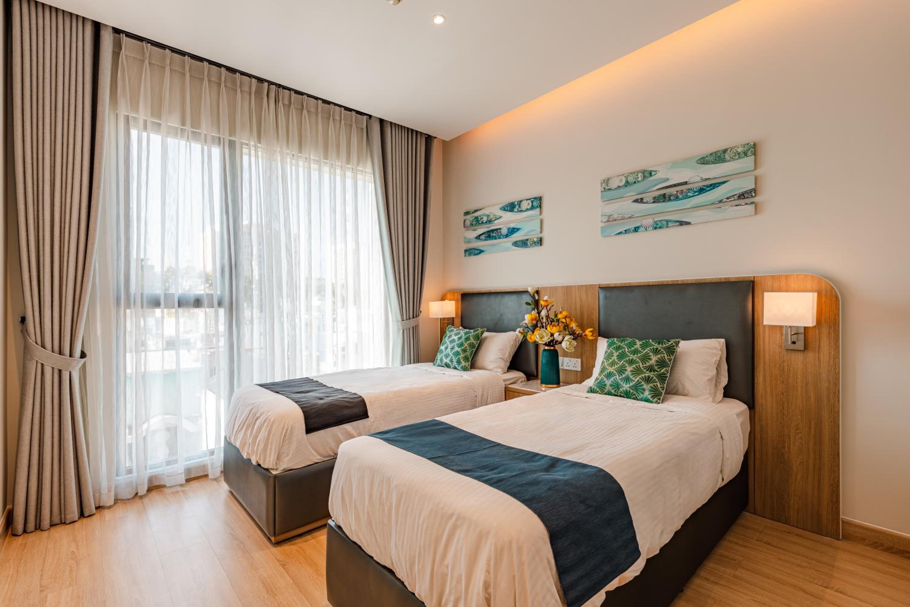 Luxury 2 or 3BR Apartment in Dist 1, Pool and airport pickup