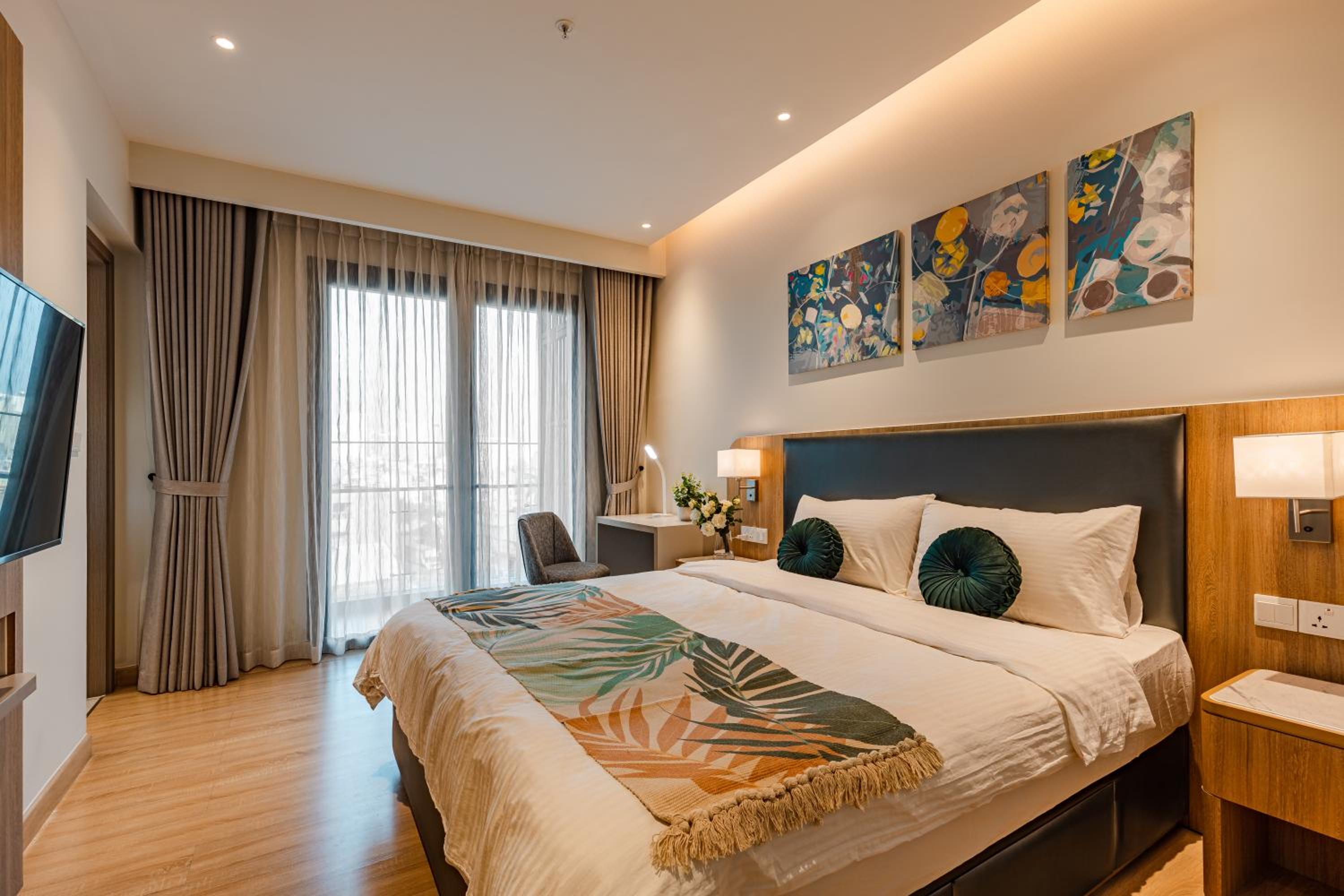 Luxury 2 or 3BR Apartment in Dist 1, Pool and airport pickup