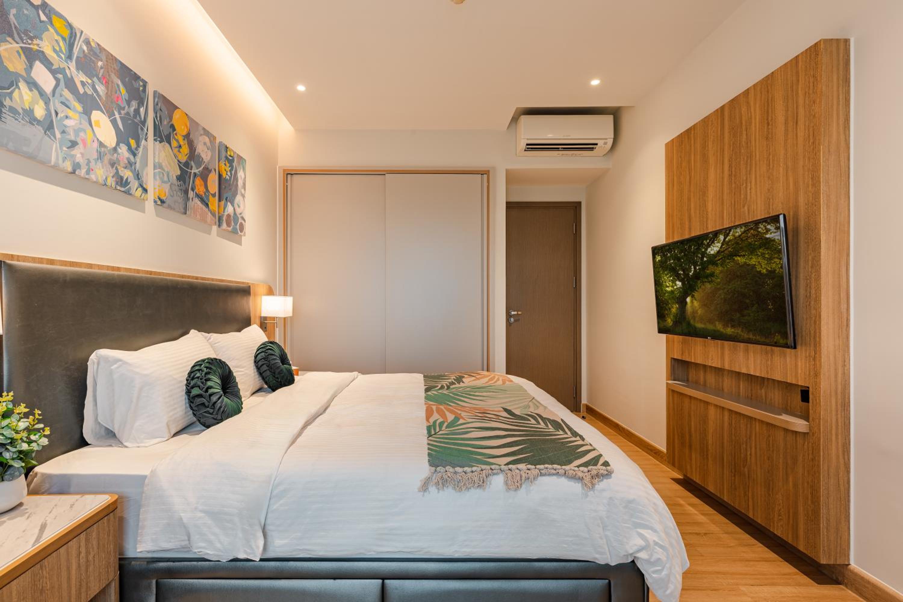 Luxury 2 or 3BR Apartment in Dist 1, Pool and airport pickup