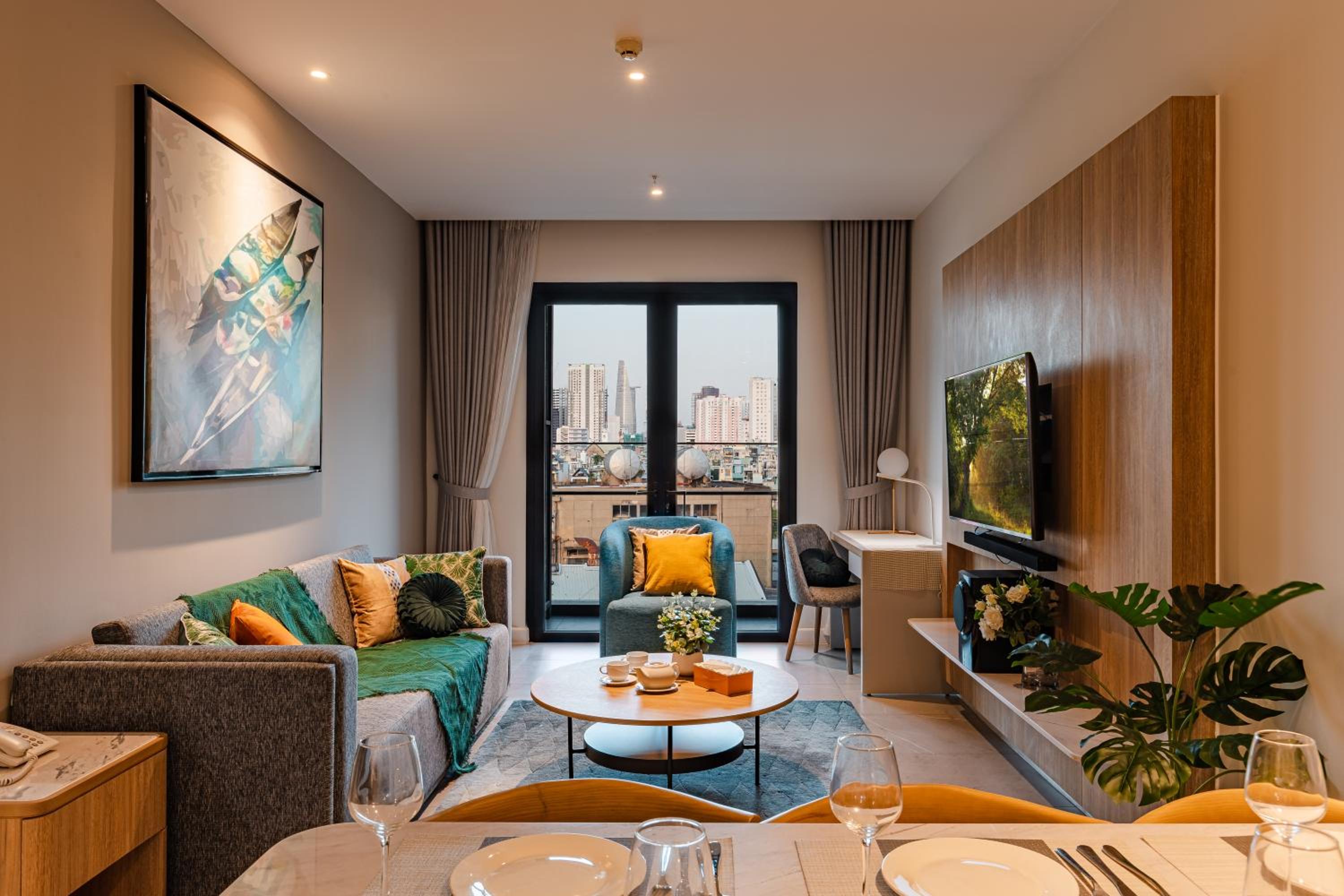 Luxury 2 or 3BR Apartment in Dist 1, Pool and airport pickup