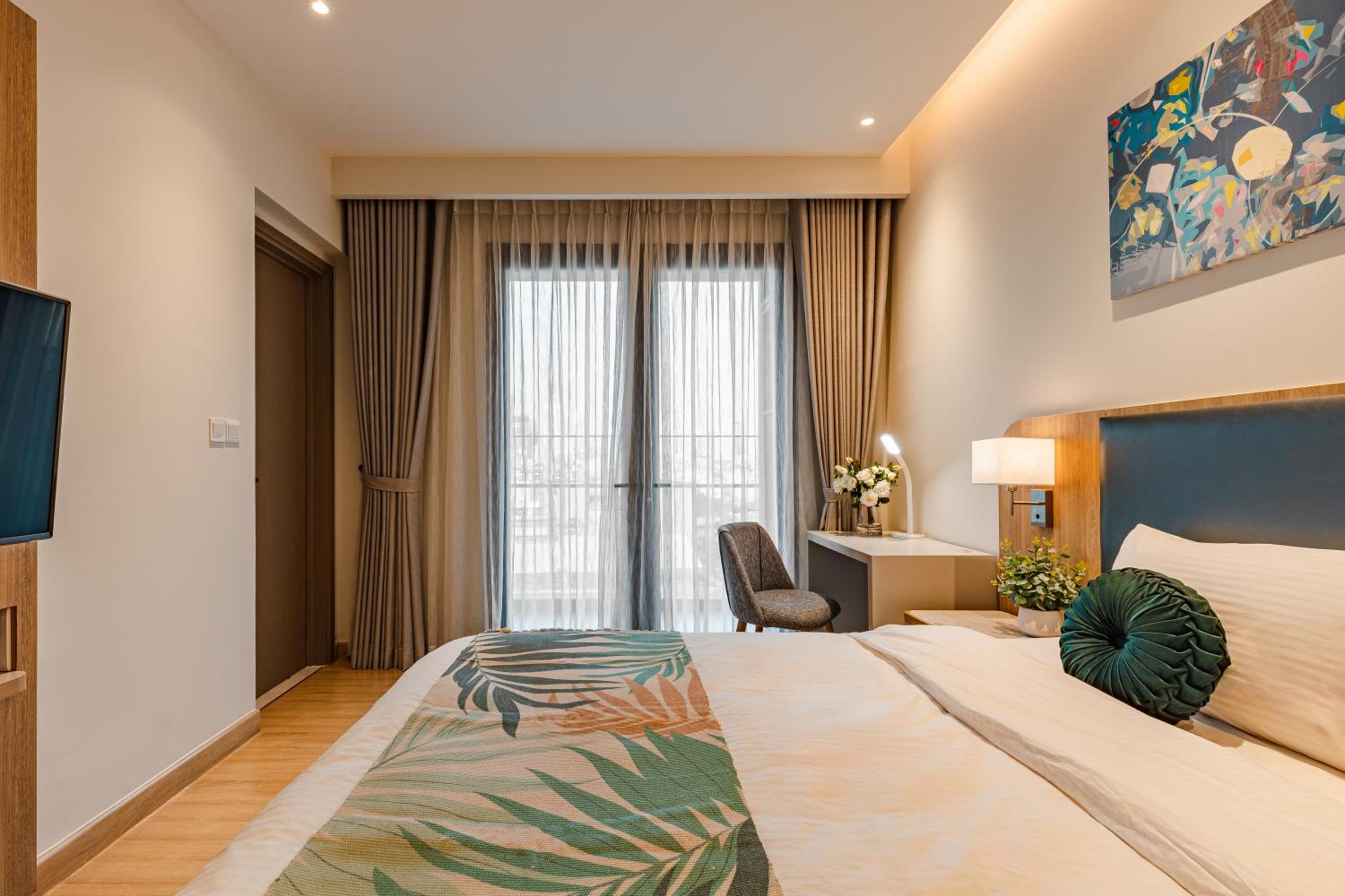 Luxury 2 or 3BR Apartment in Dist 1, Pool and airport pickup