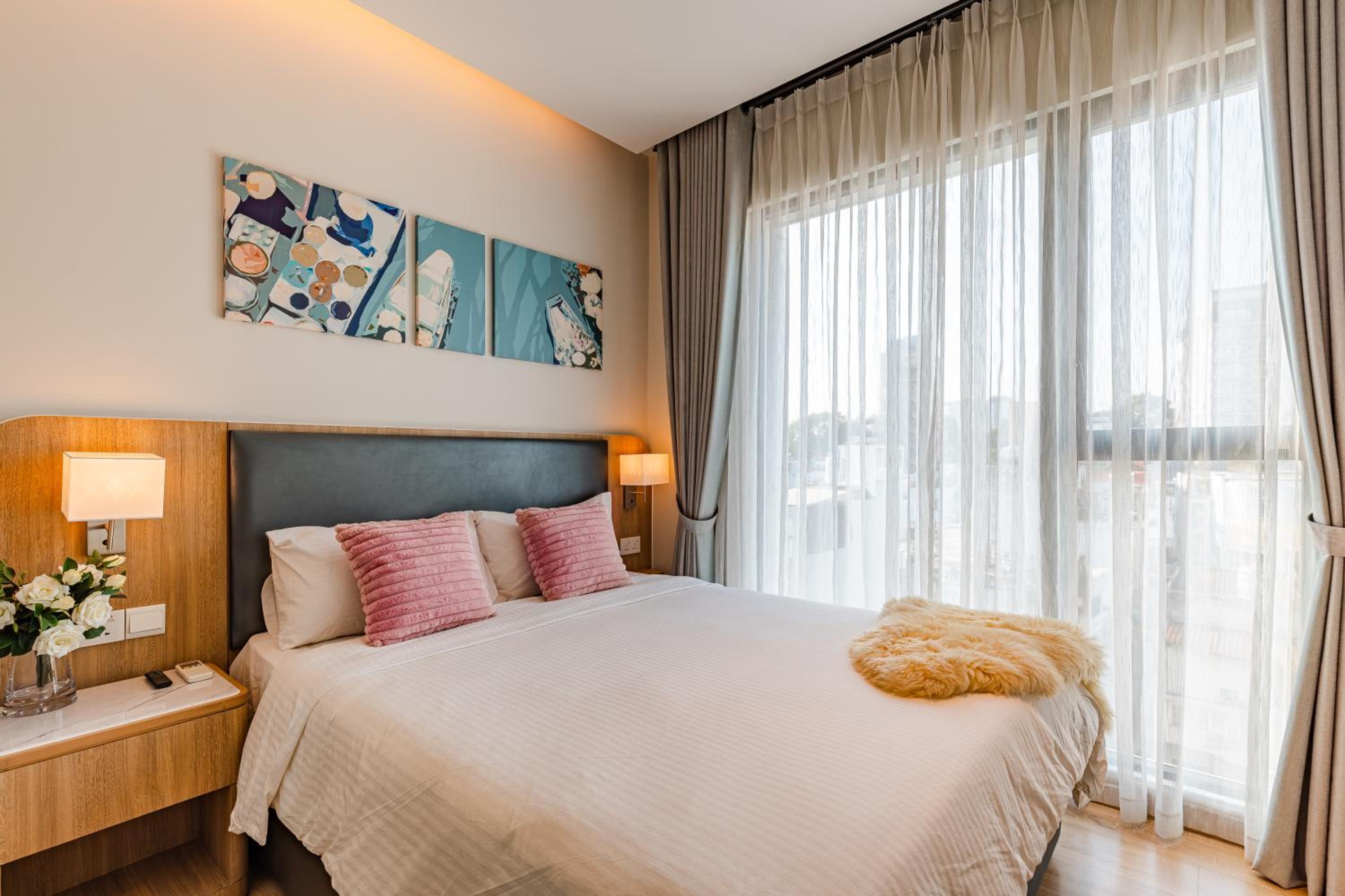 Luxury 2 or 3BR Apartment in Dist 1, Pool and airport pickup