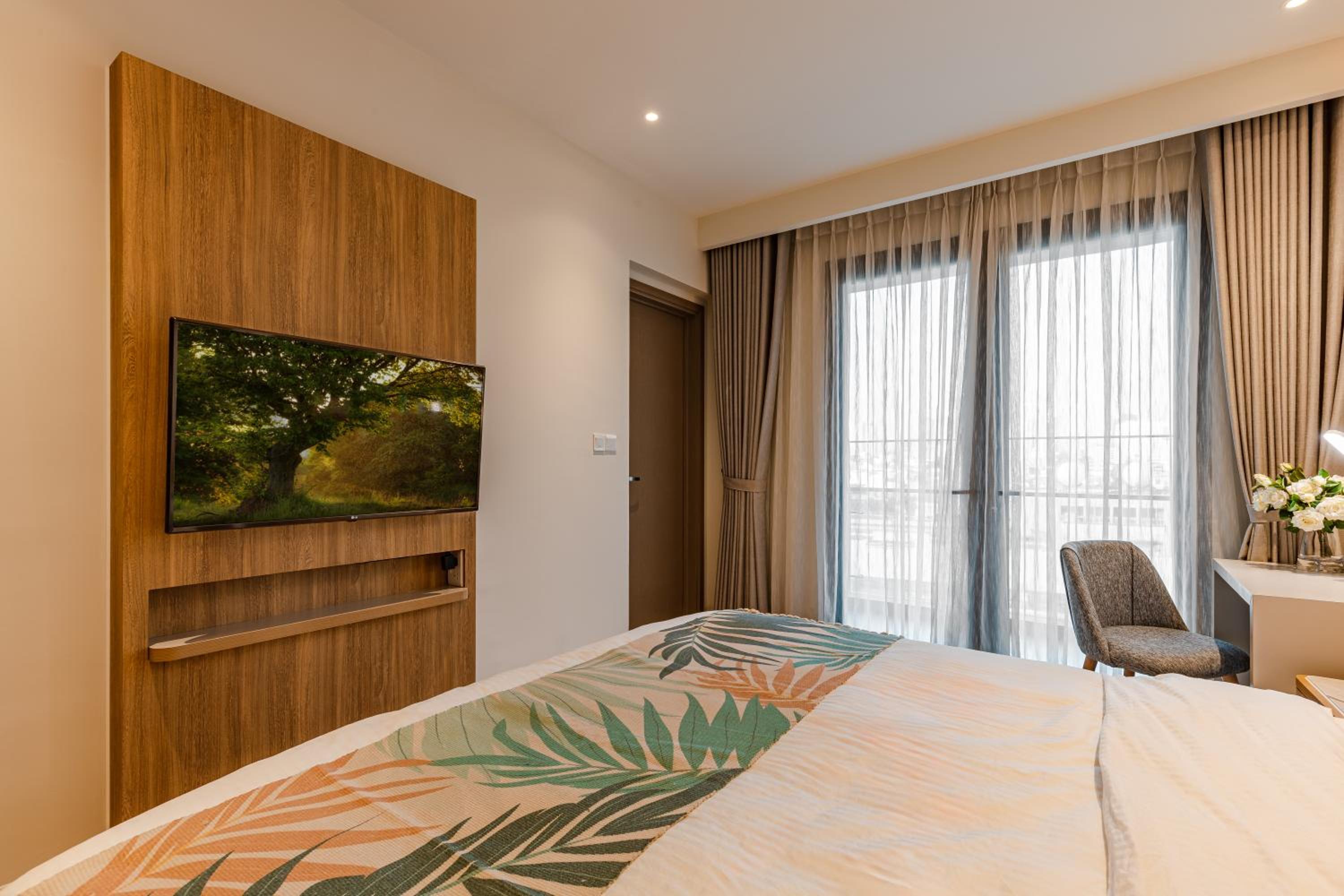 Luxury 2 or 3BR Apartment in Dist 1, Pool and airport pickup