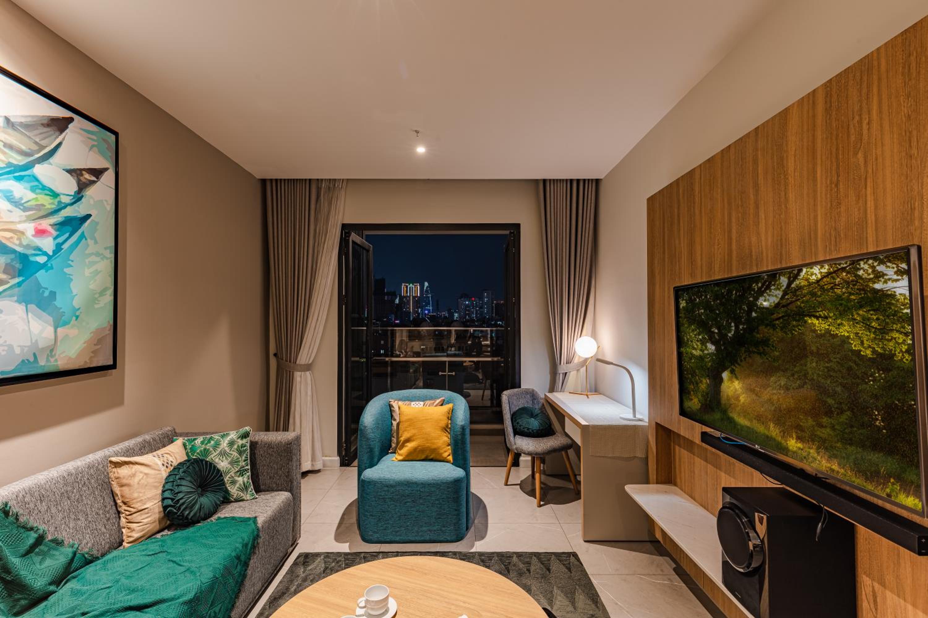 Luxury 2 or 3BR Apartment in Dist 1, Pool and airport pickup